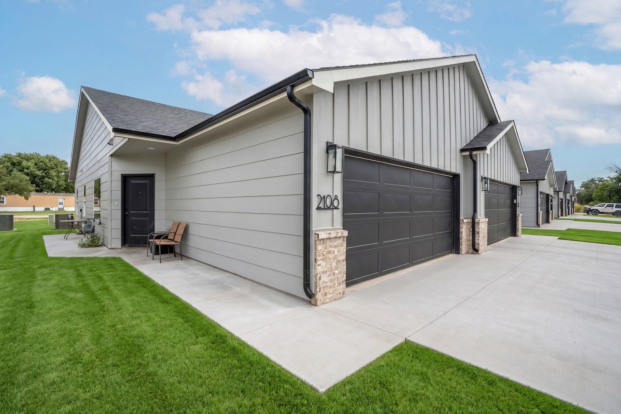 2120-2122 E Plaza Court Property Photo 4