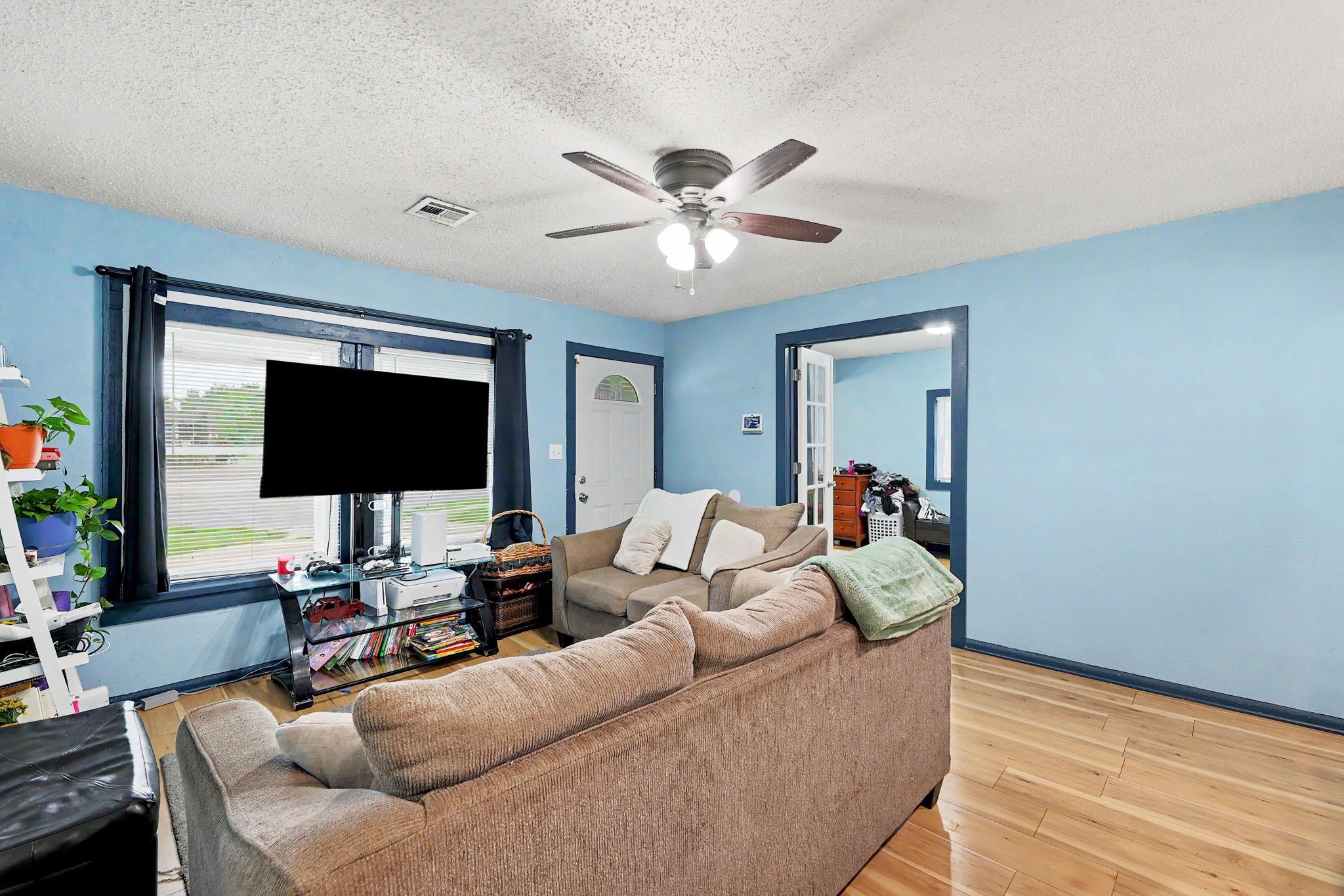 2200 S Seneca Property Photo 3