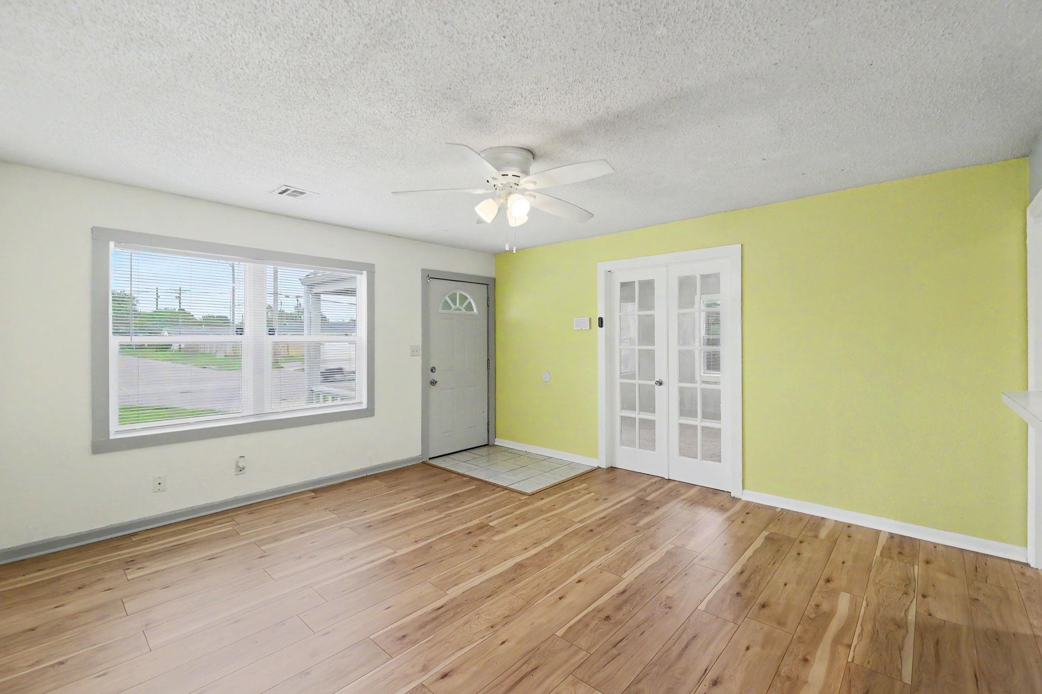 2154 S Seneca St Property Photo 5