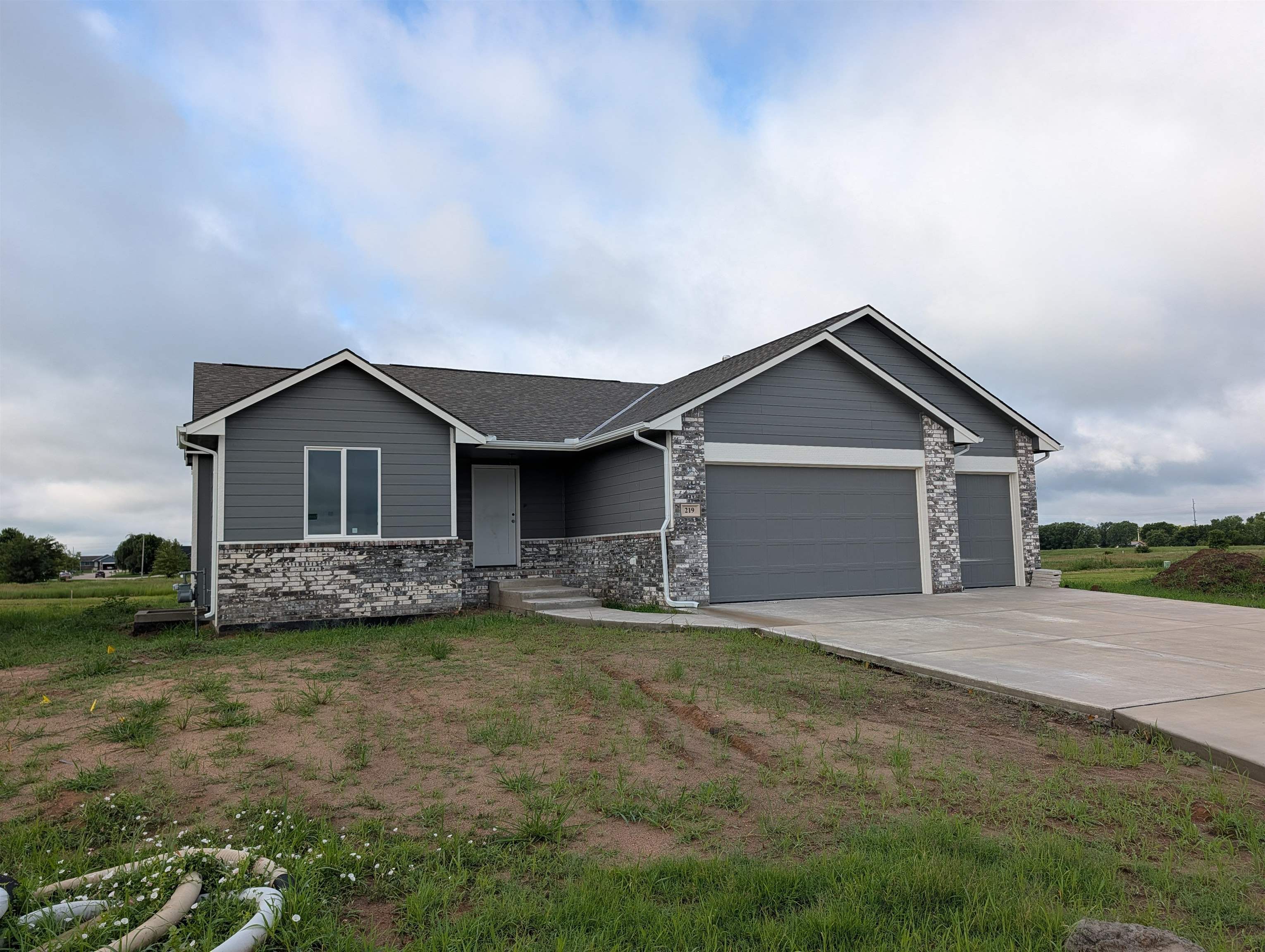 219 Summer Dr Property Photo 2