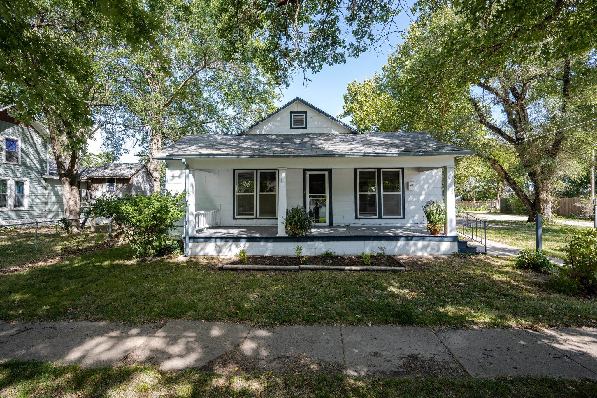 212 W 2nd Property Photo 1