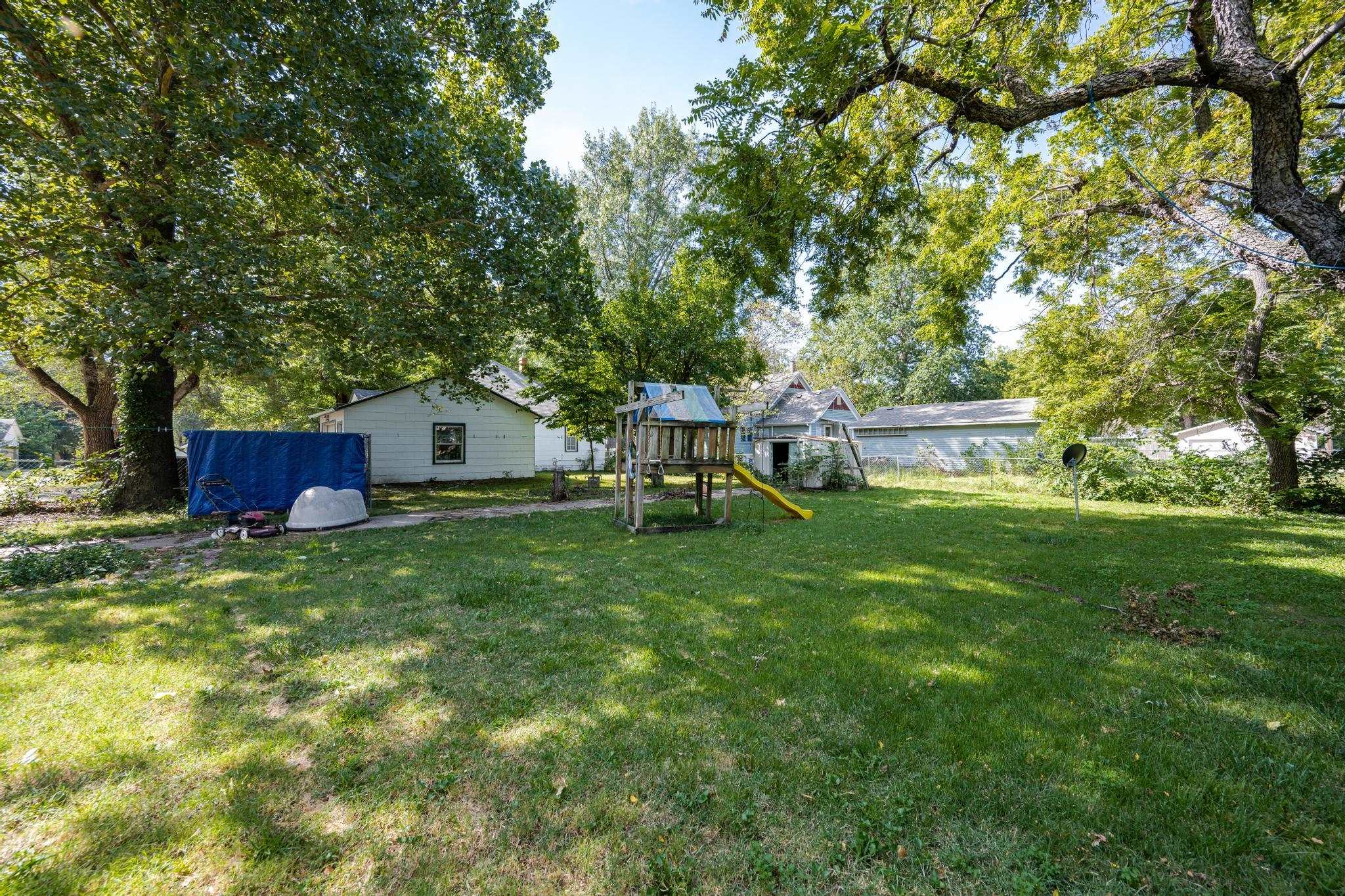 212 W 2nd Property Photo 30