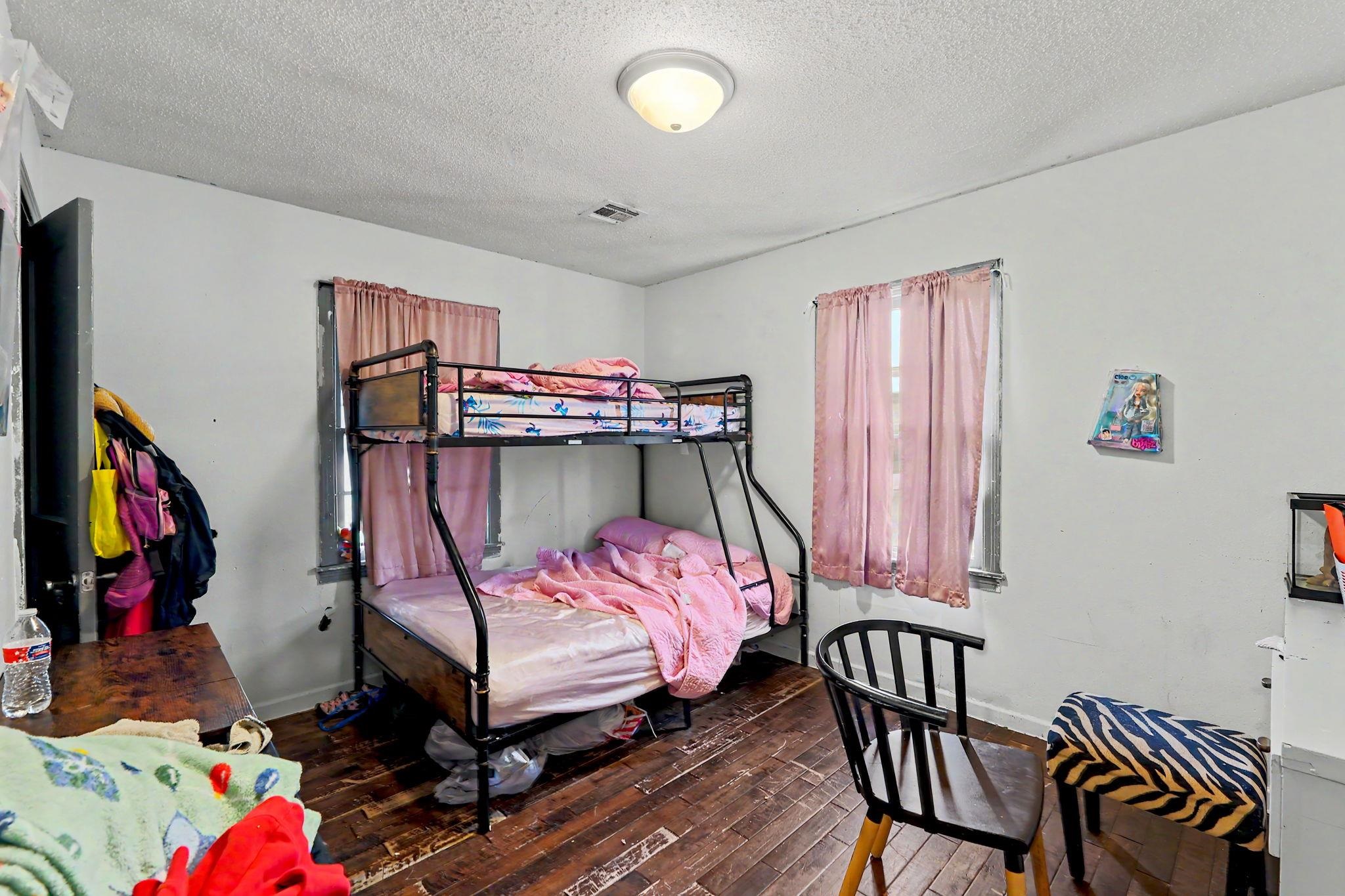 2210 S Seneca St Property Photo 5