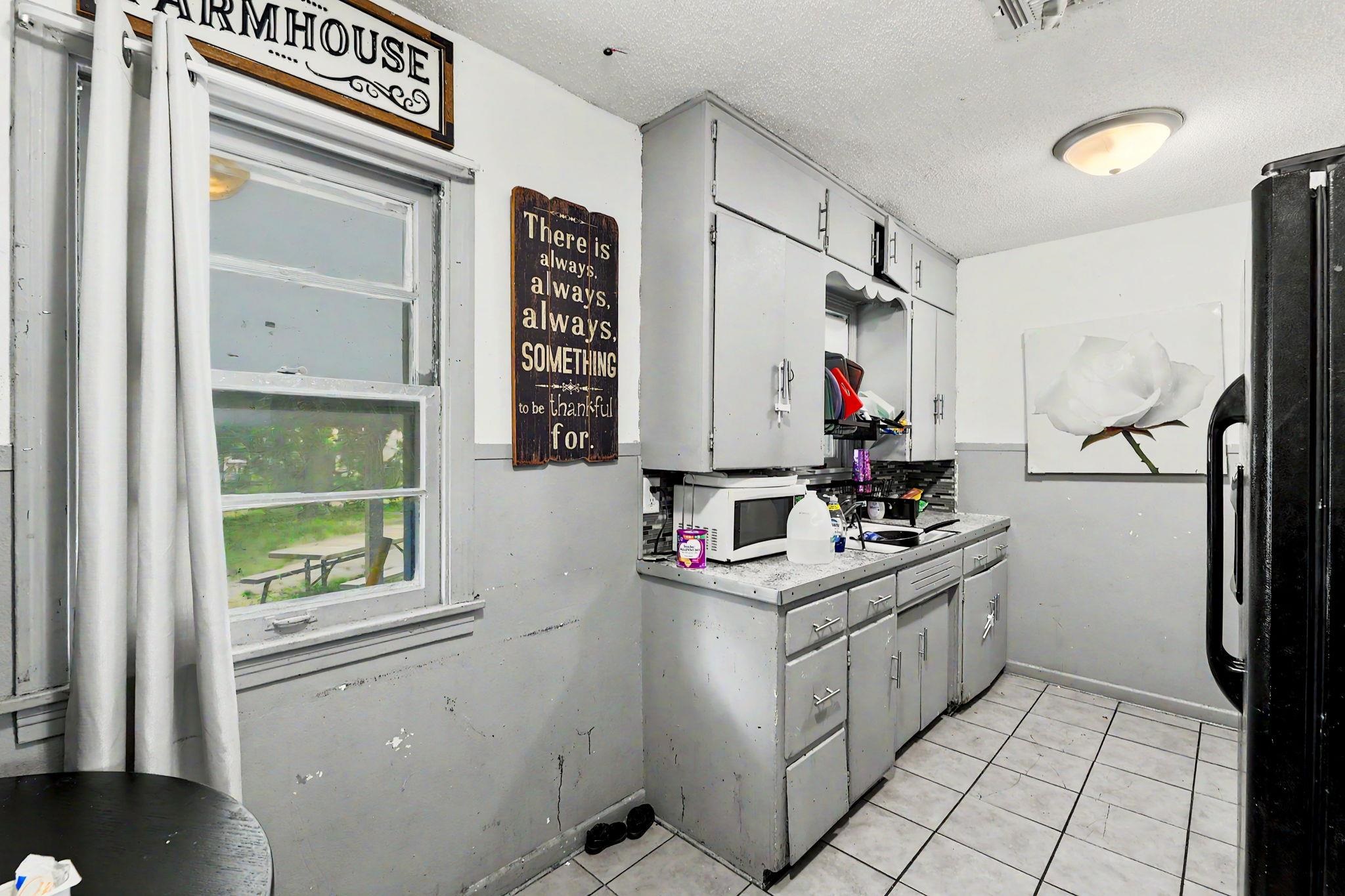 2210 S Seneca St Property Photo 7