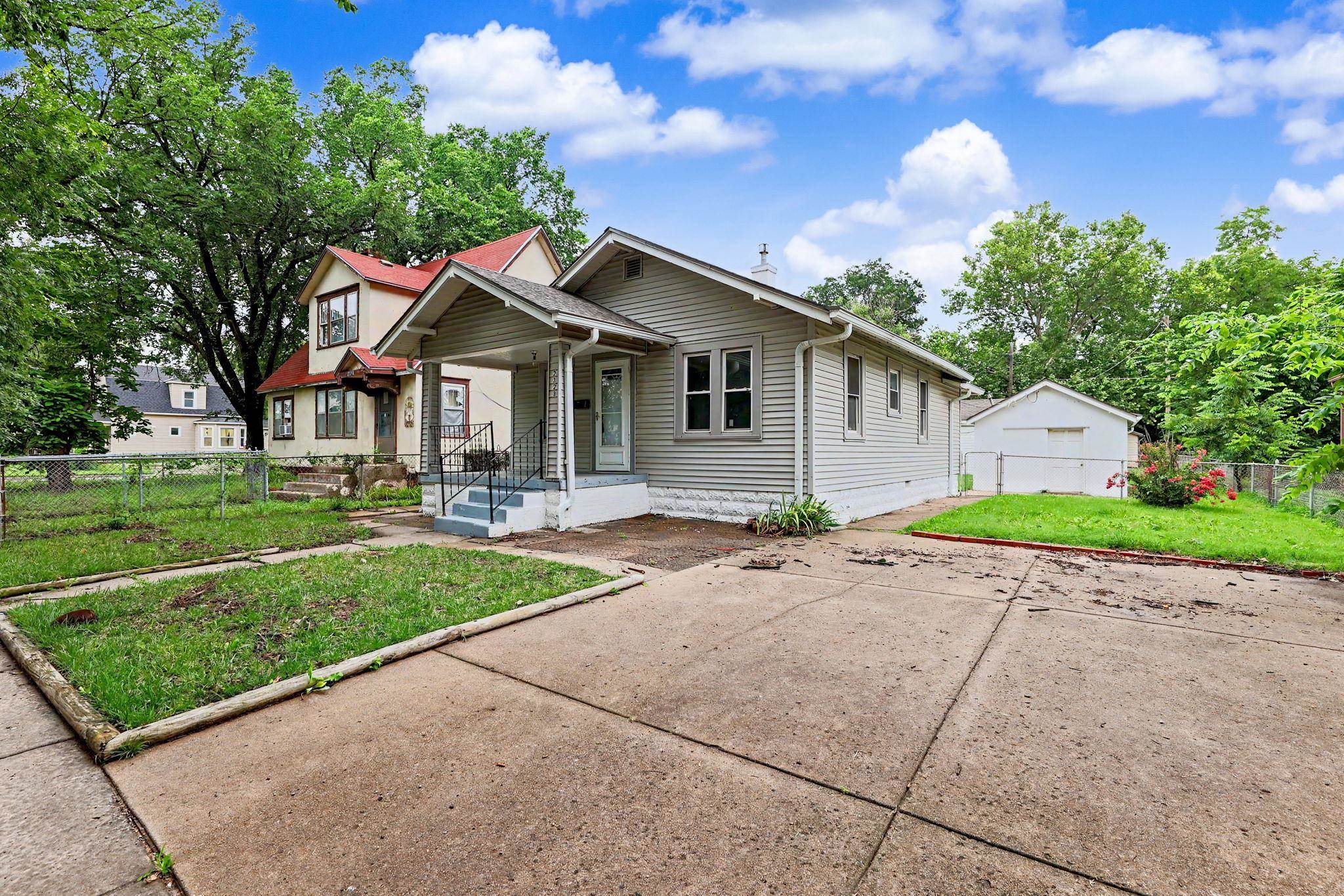 2328 W Maple Property Photo 2