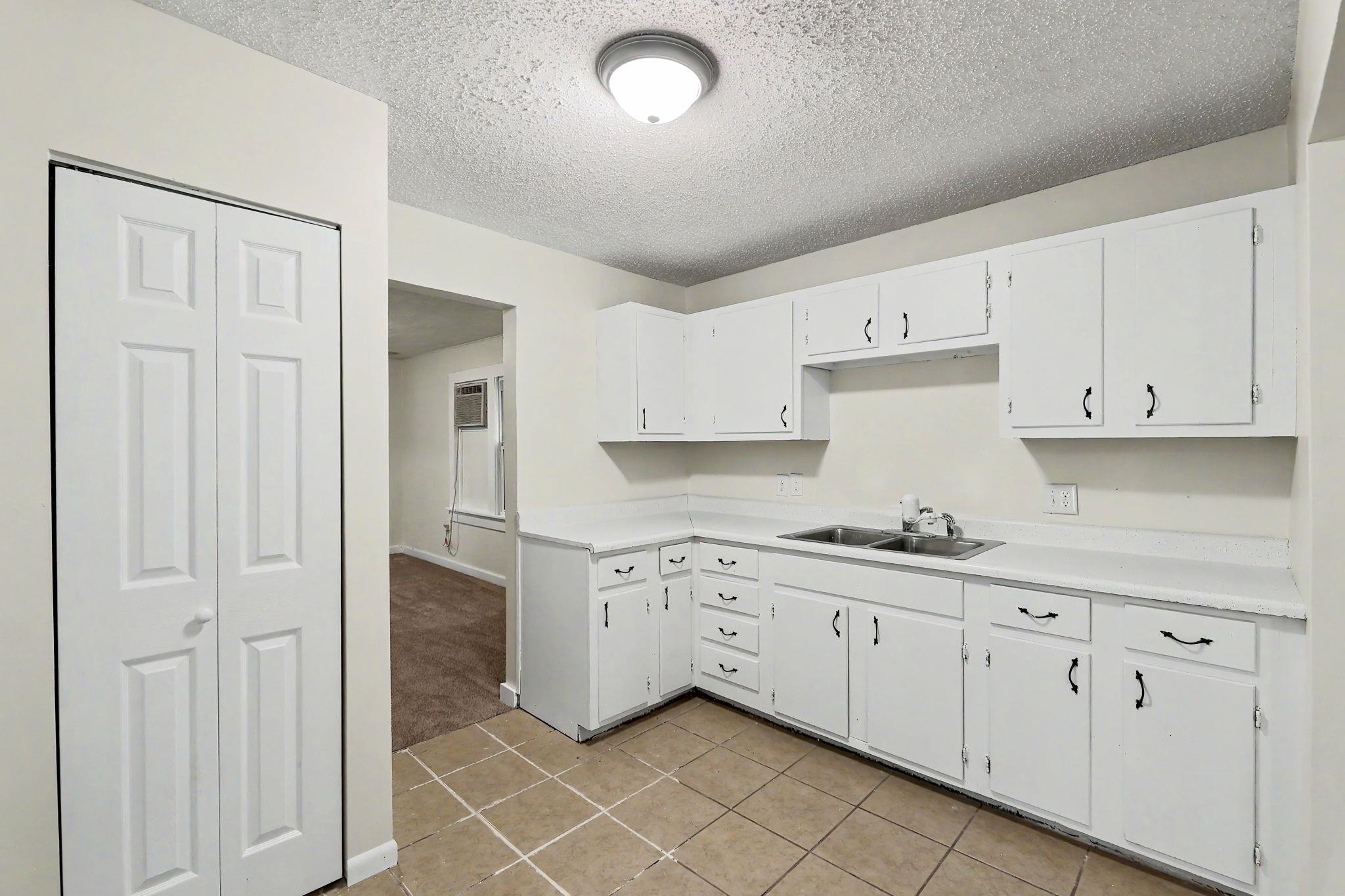 2328 W Maple Property Photo 8
