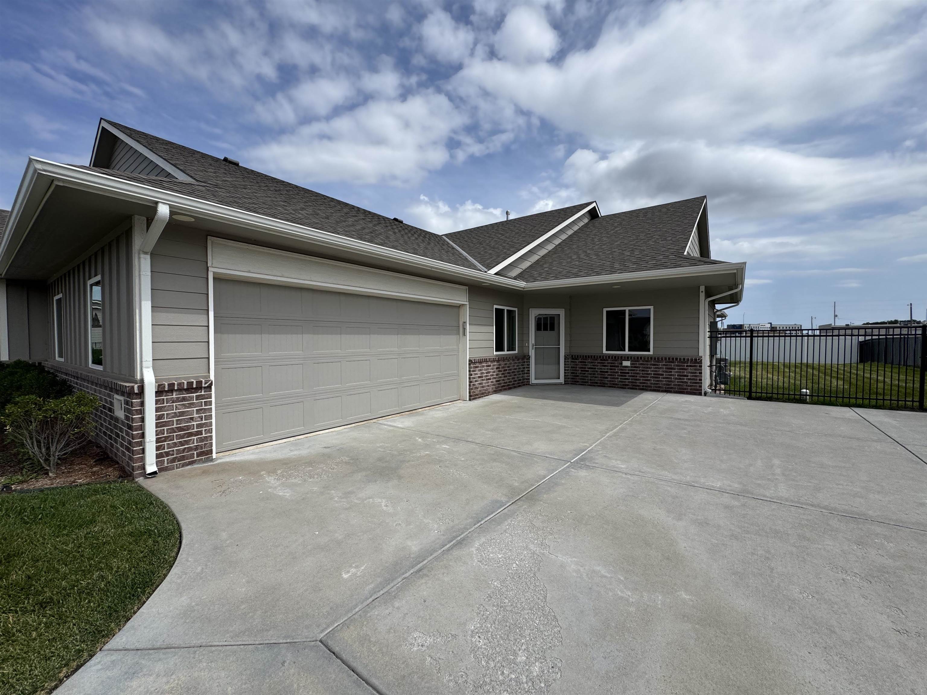 868 N Cloverleaf Property Photo 1
