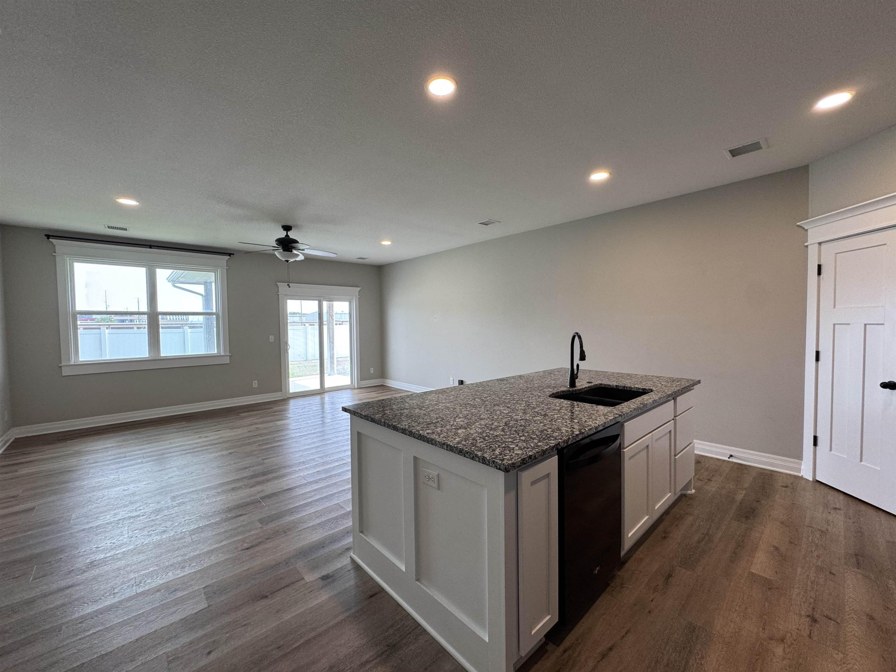 868 N Cloverleaf Property Photo 4