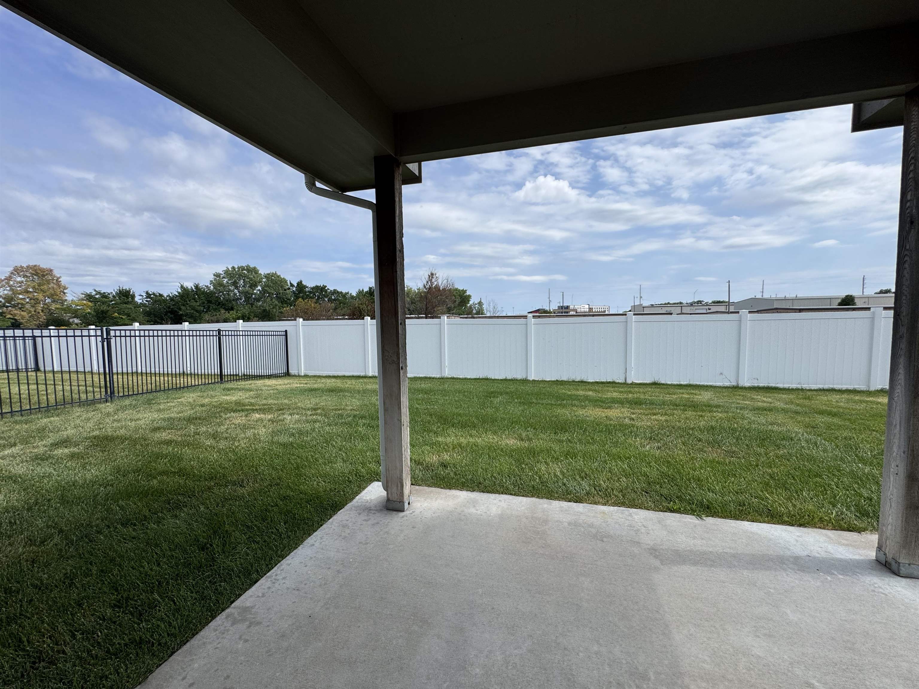 868 N Cloverleaf Property Photo 13