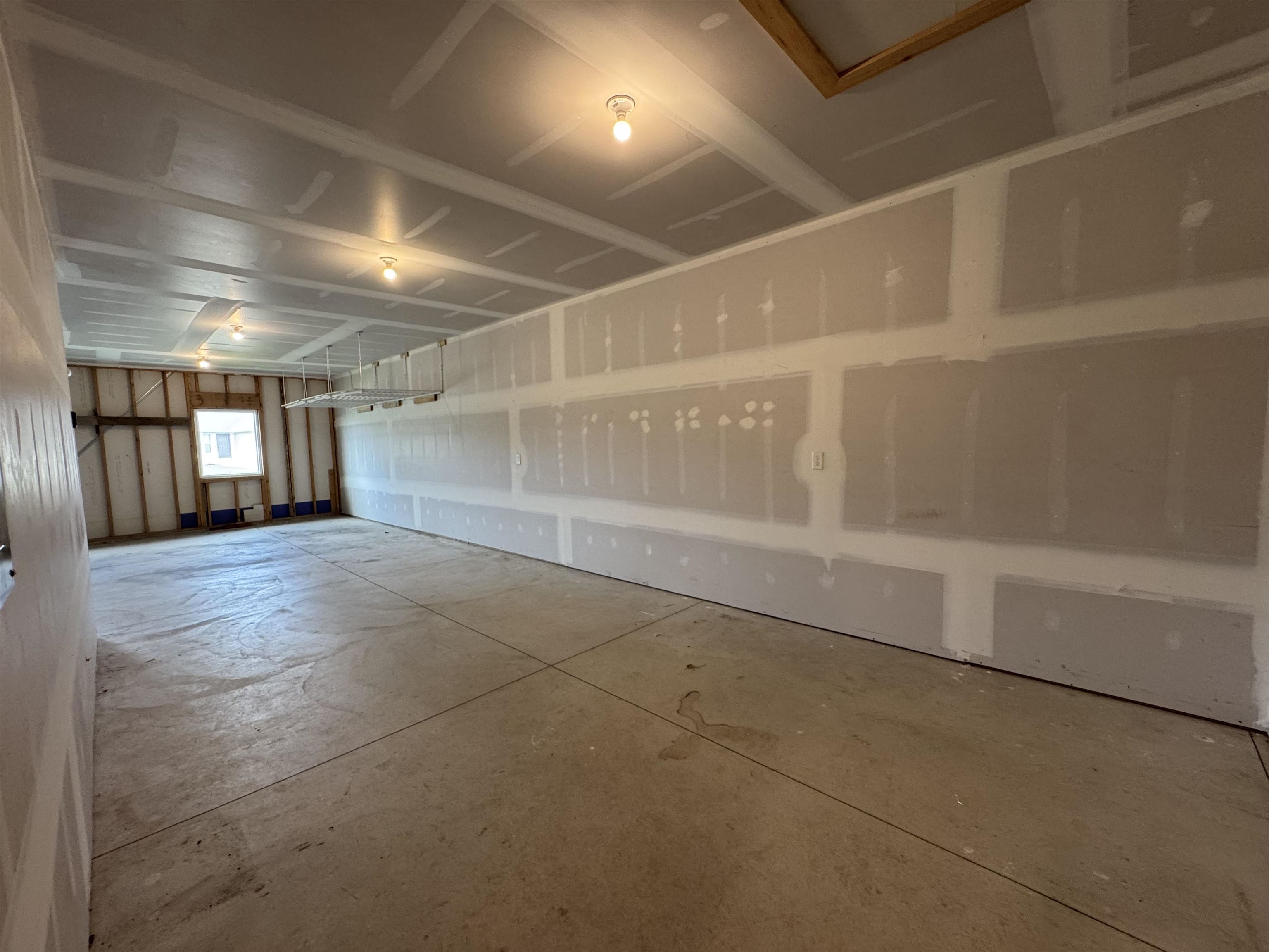868 N Cloverleaf Property Photo 15