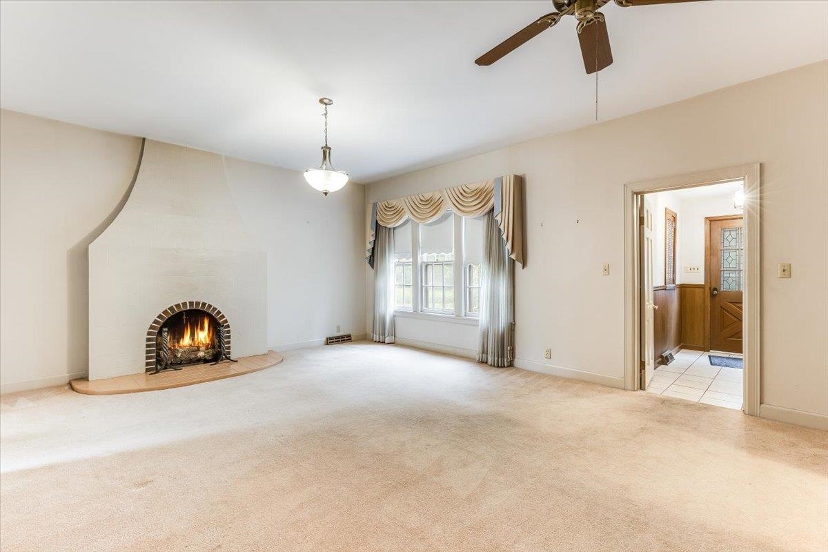 525 W 10th St. Property Photo 8