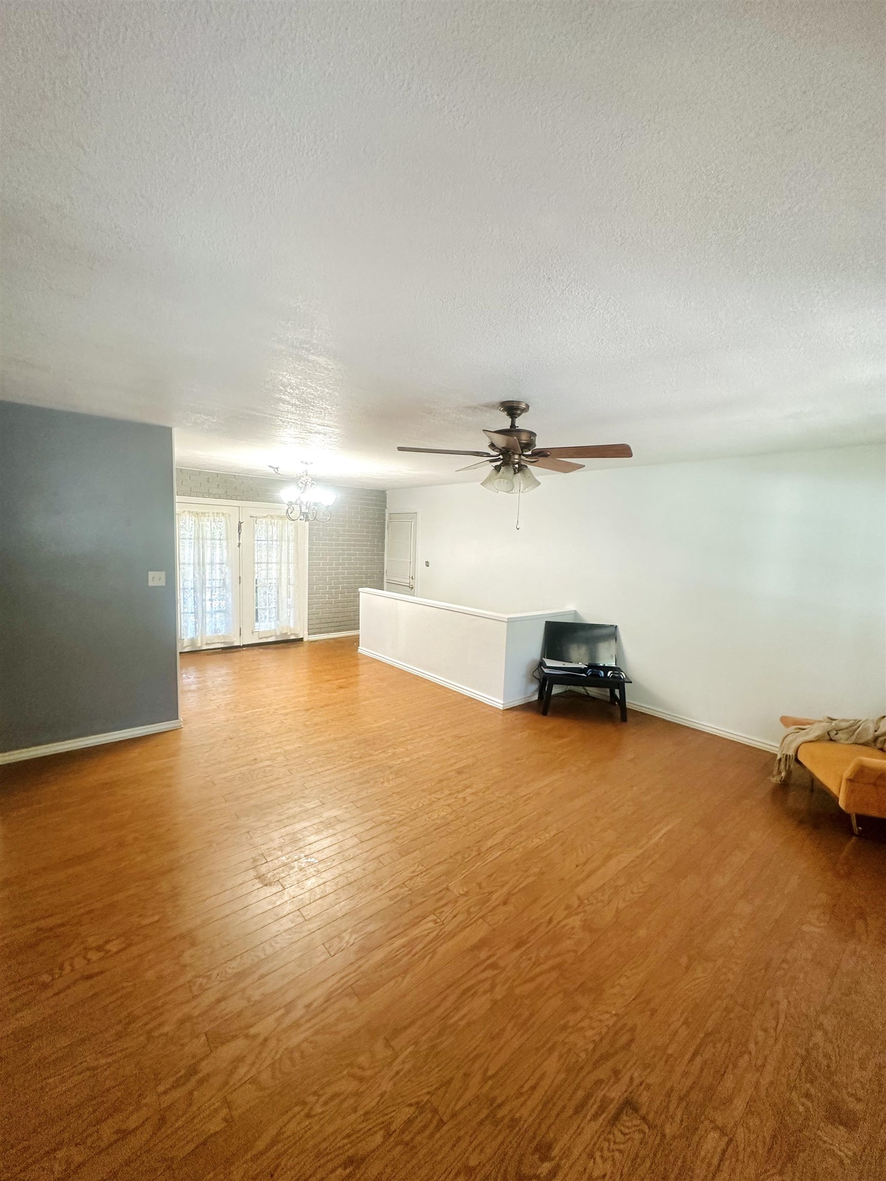 1321 W 9th Street Property Photo 3