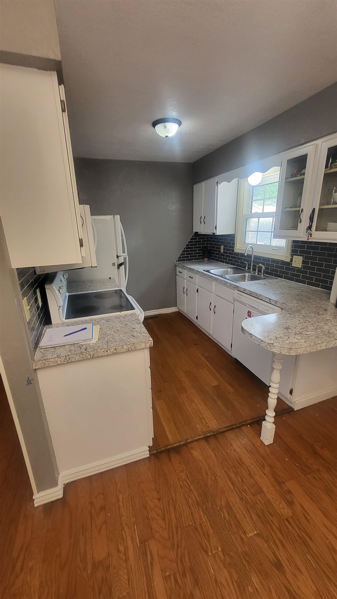 1321 W 9th Street Property Photo 5