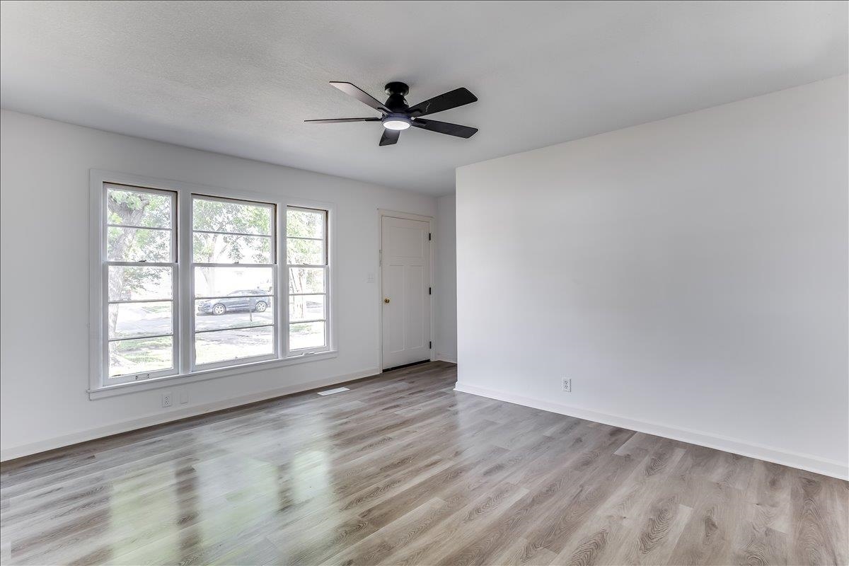 2342 S Mosley Ave Property Photo 5