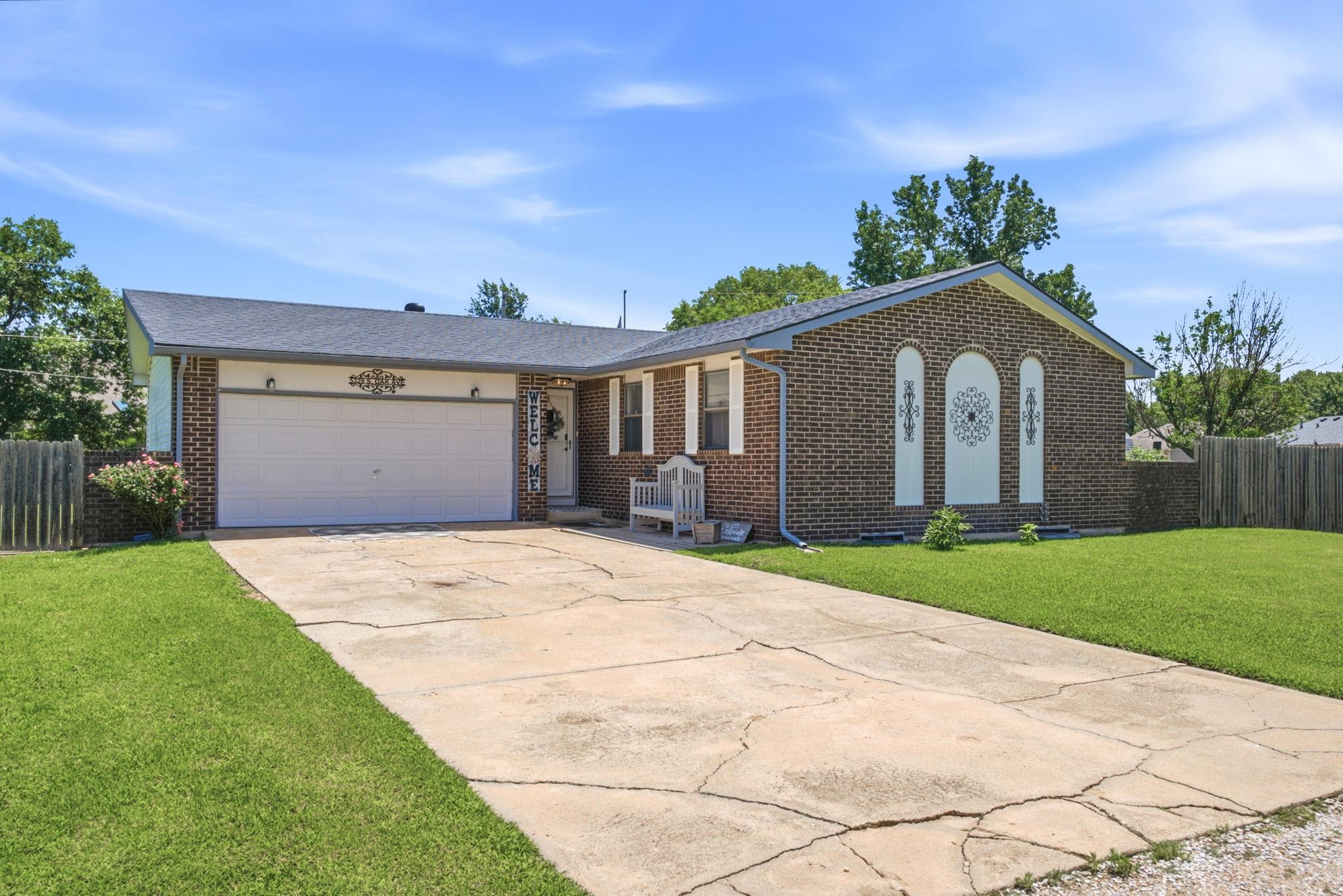 5328 S Oak Ave Property Photo 1