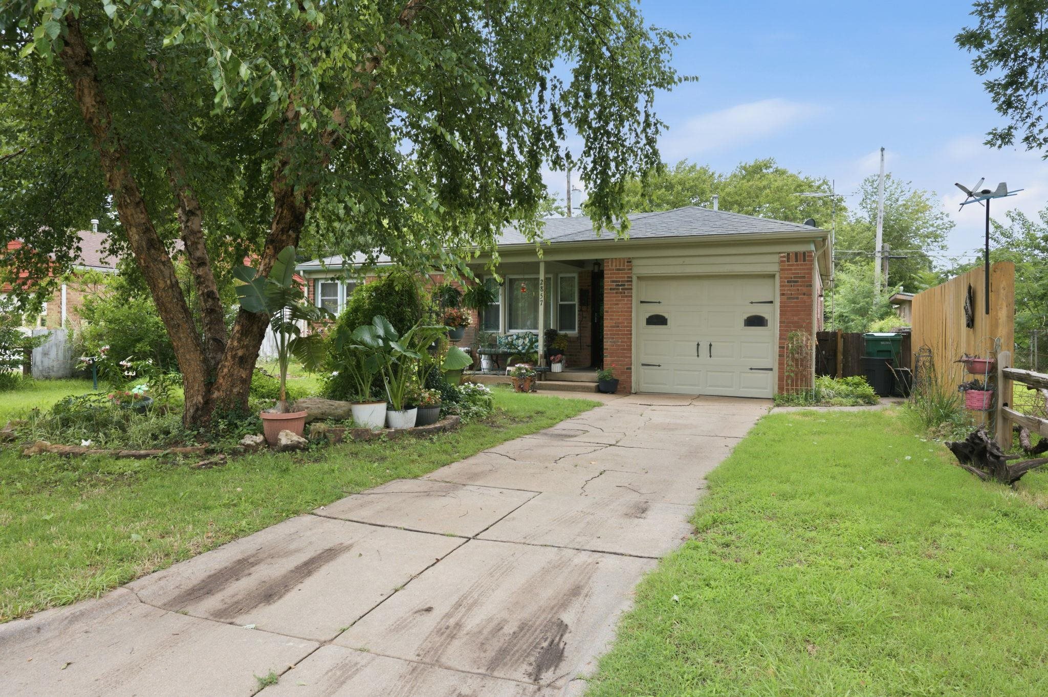 2857 S Larkin Dr Property Photo 1
