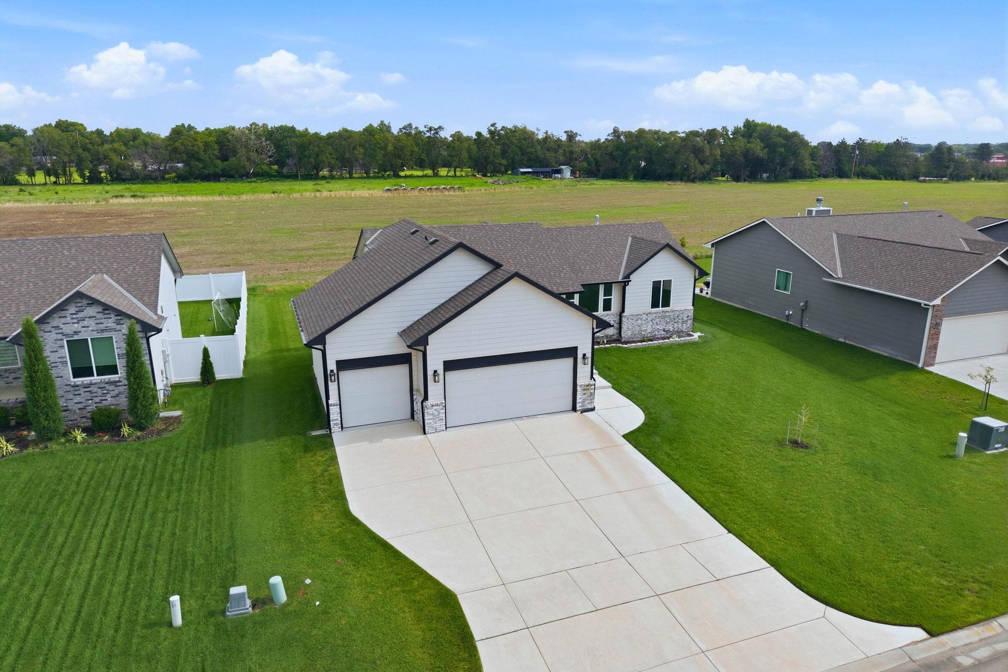 10514 W Wilkinson Property Photo 2