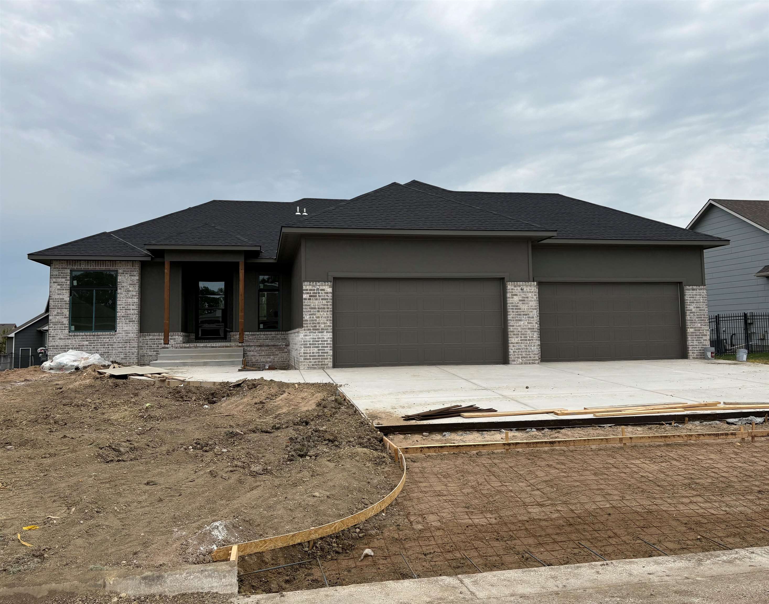 1526 N Shadow Rock Dr Property Photo 2