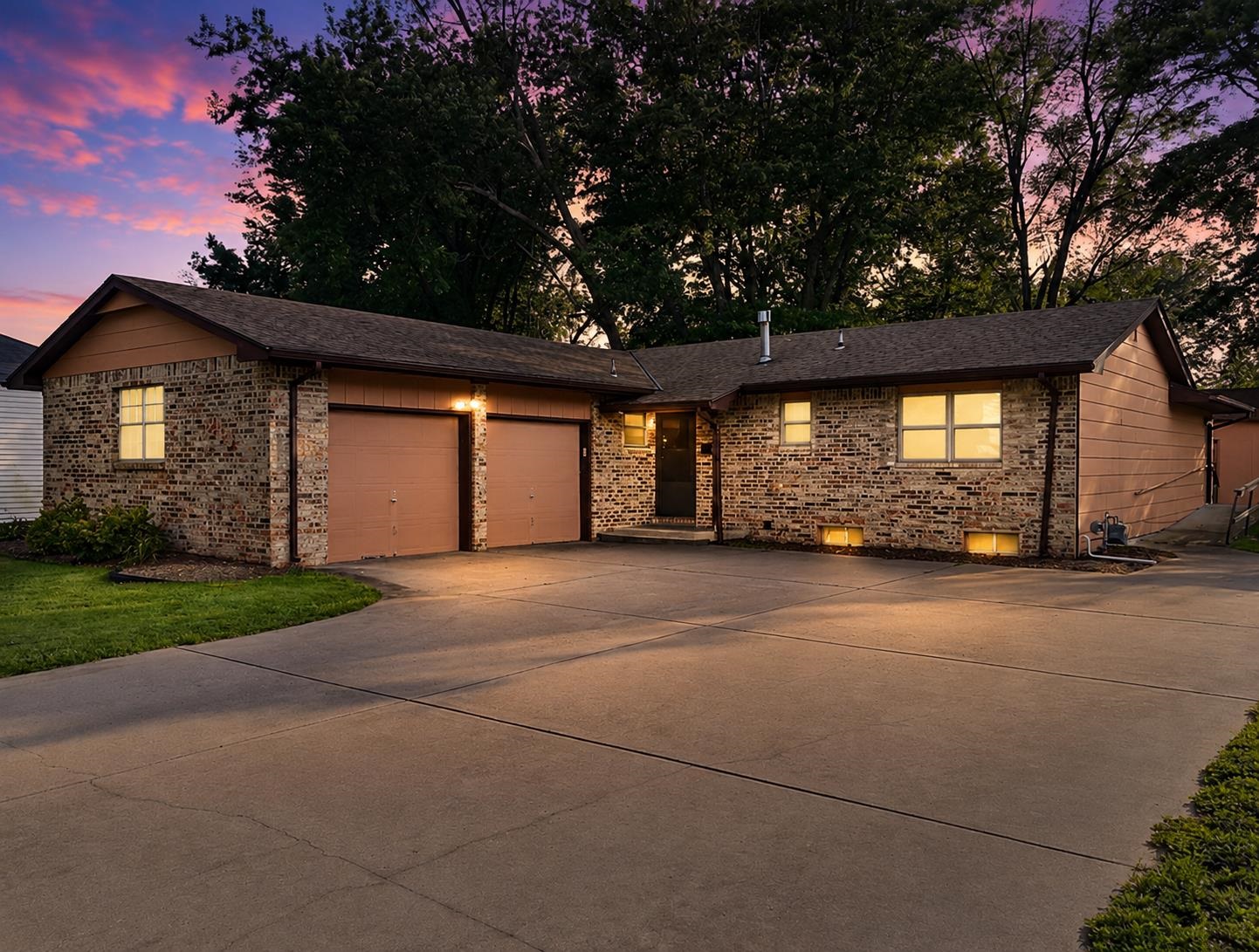 213 S Lauber Ln Property Photo