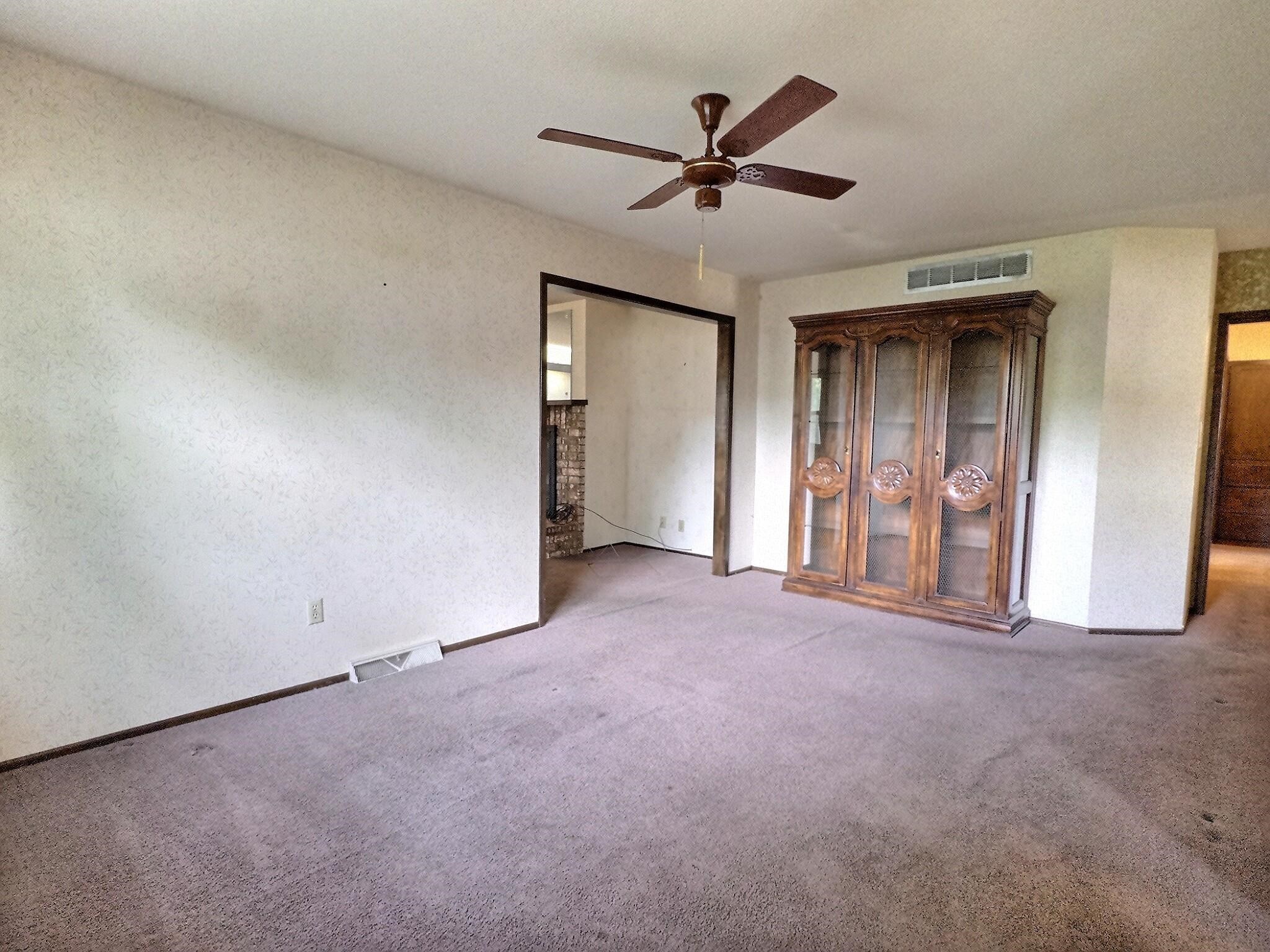 213 S Lauber Ln Property Photo 8
