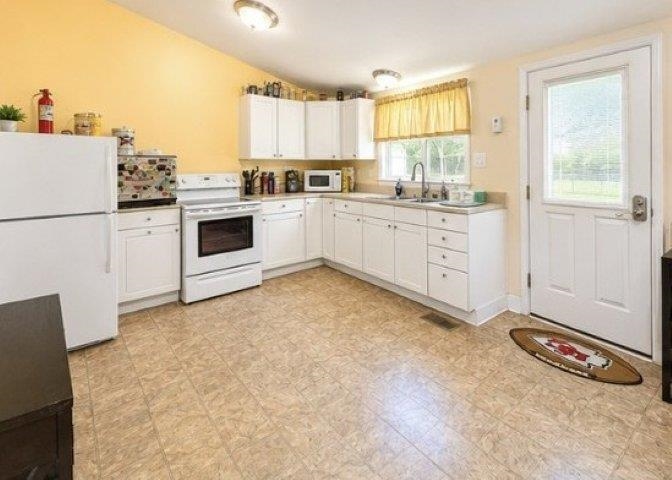 1219 Midland Property Photo 3