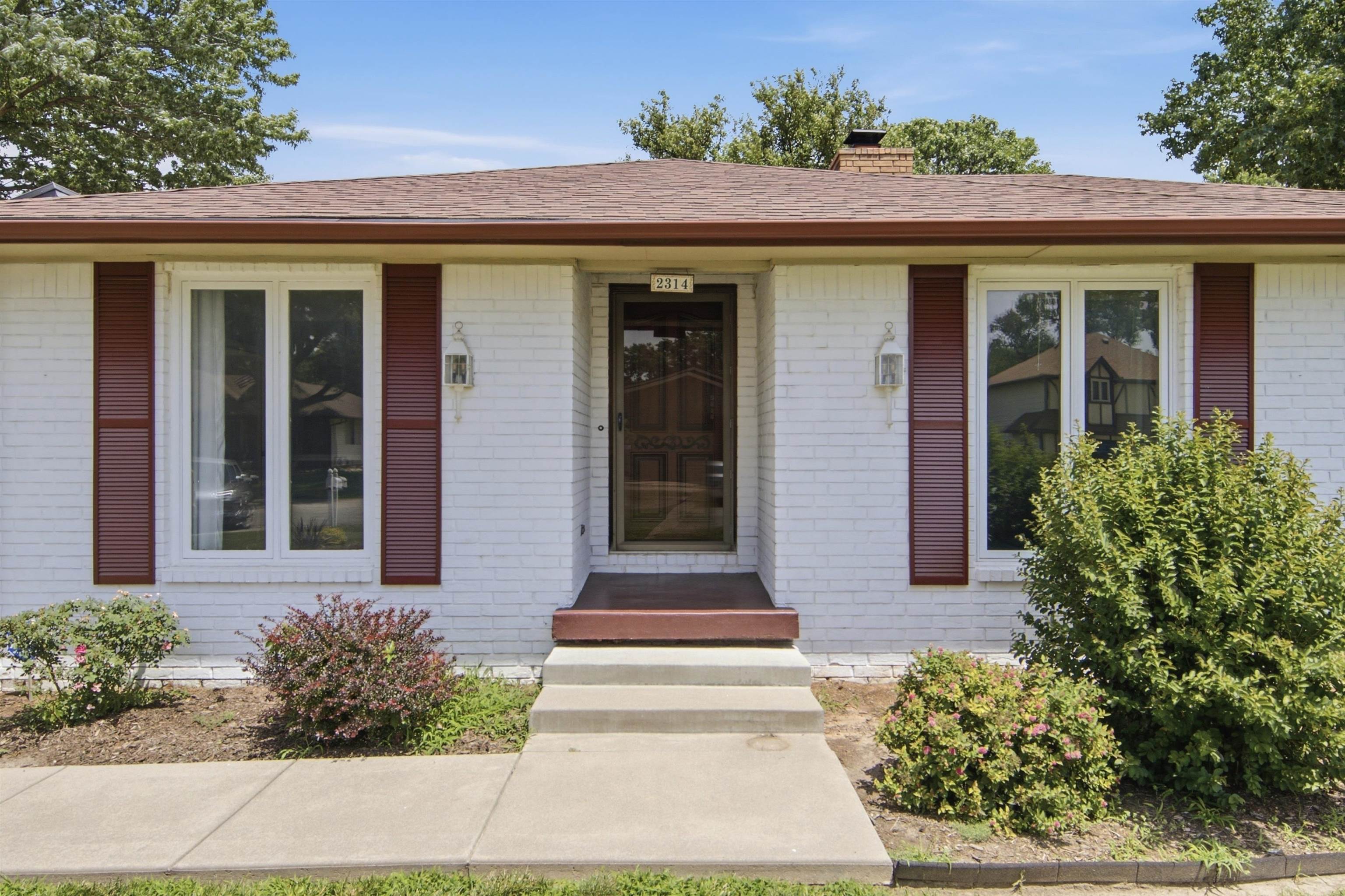 2314 N Bromfield Property Photo 3