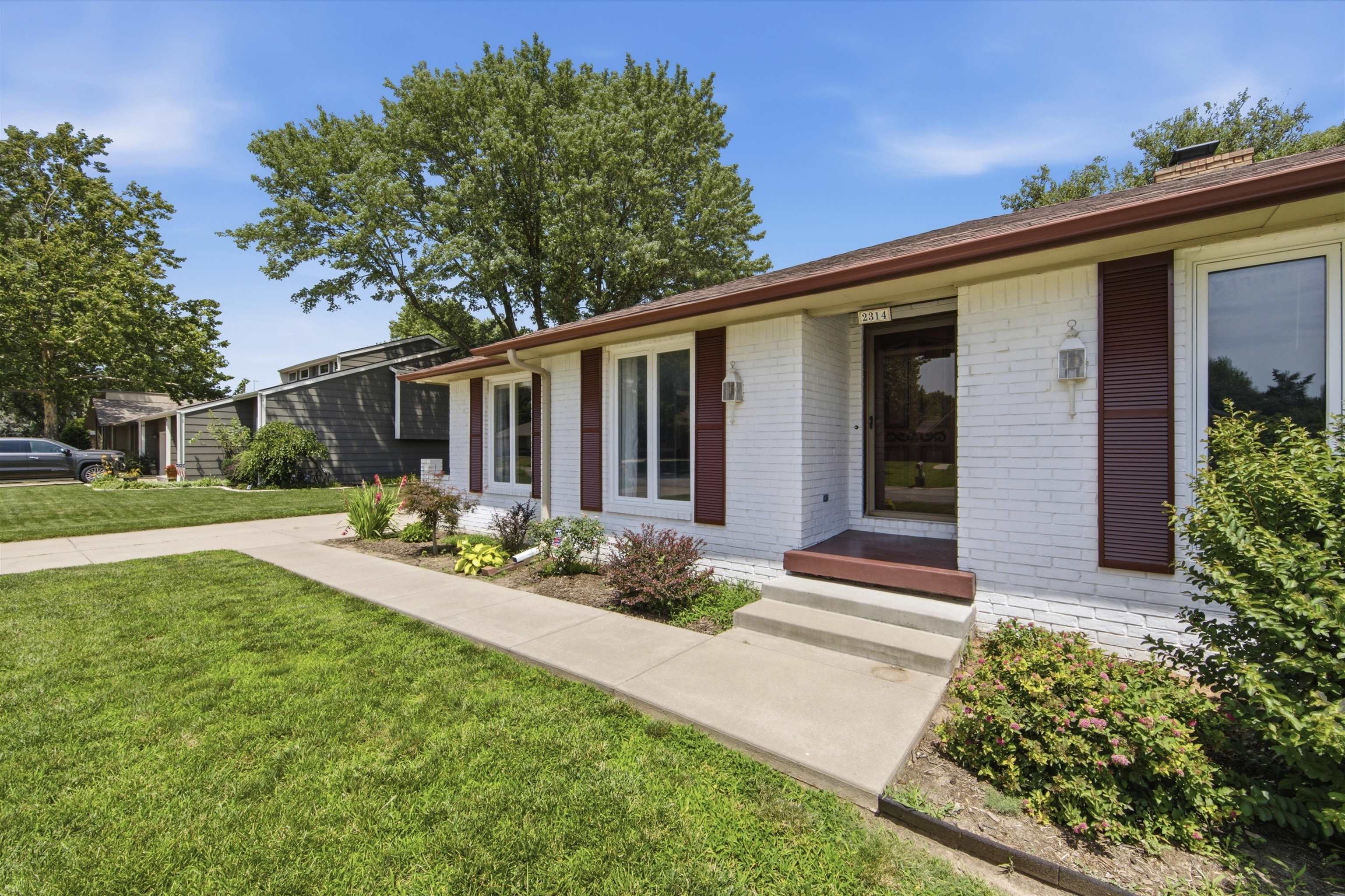 2314 N Bromfield Property Photo 4