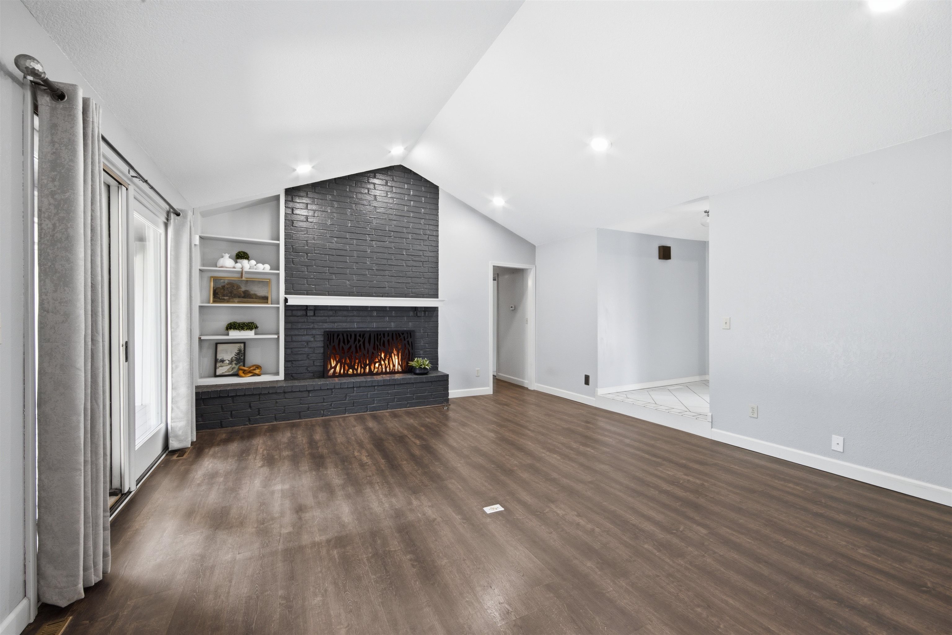 2314 N Bromfield Property Photo 6