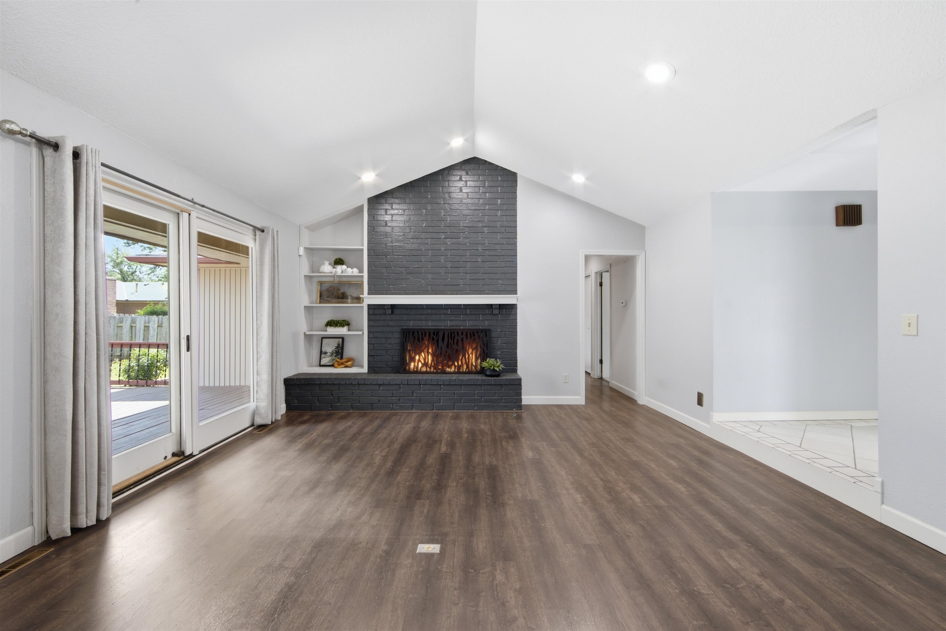 2314 N Bromfield Property Photo 8