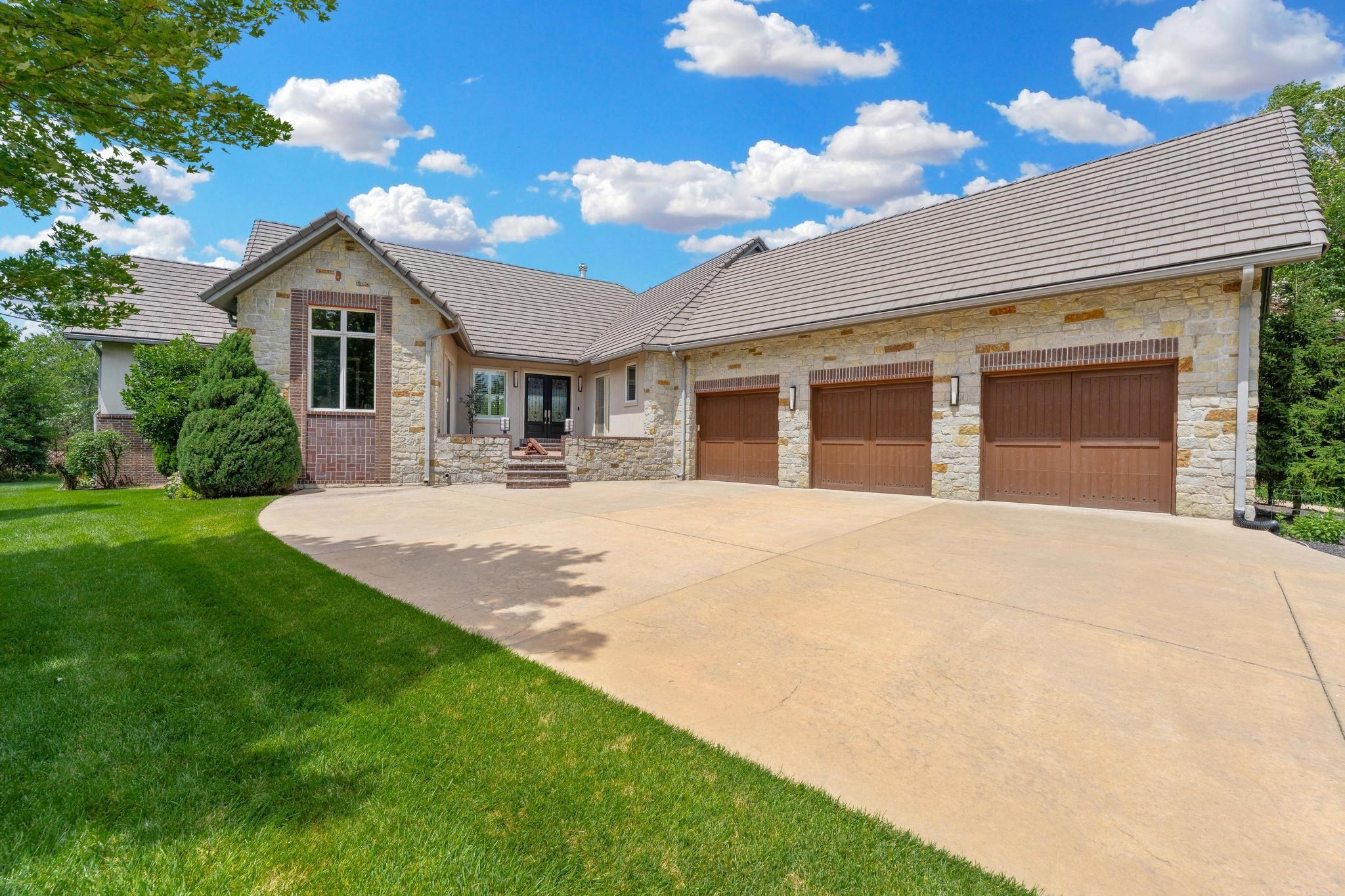 10817 E Glengate Cir Property Photo 1