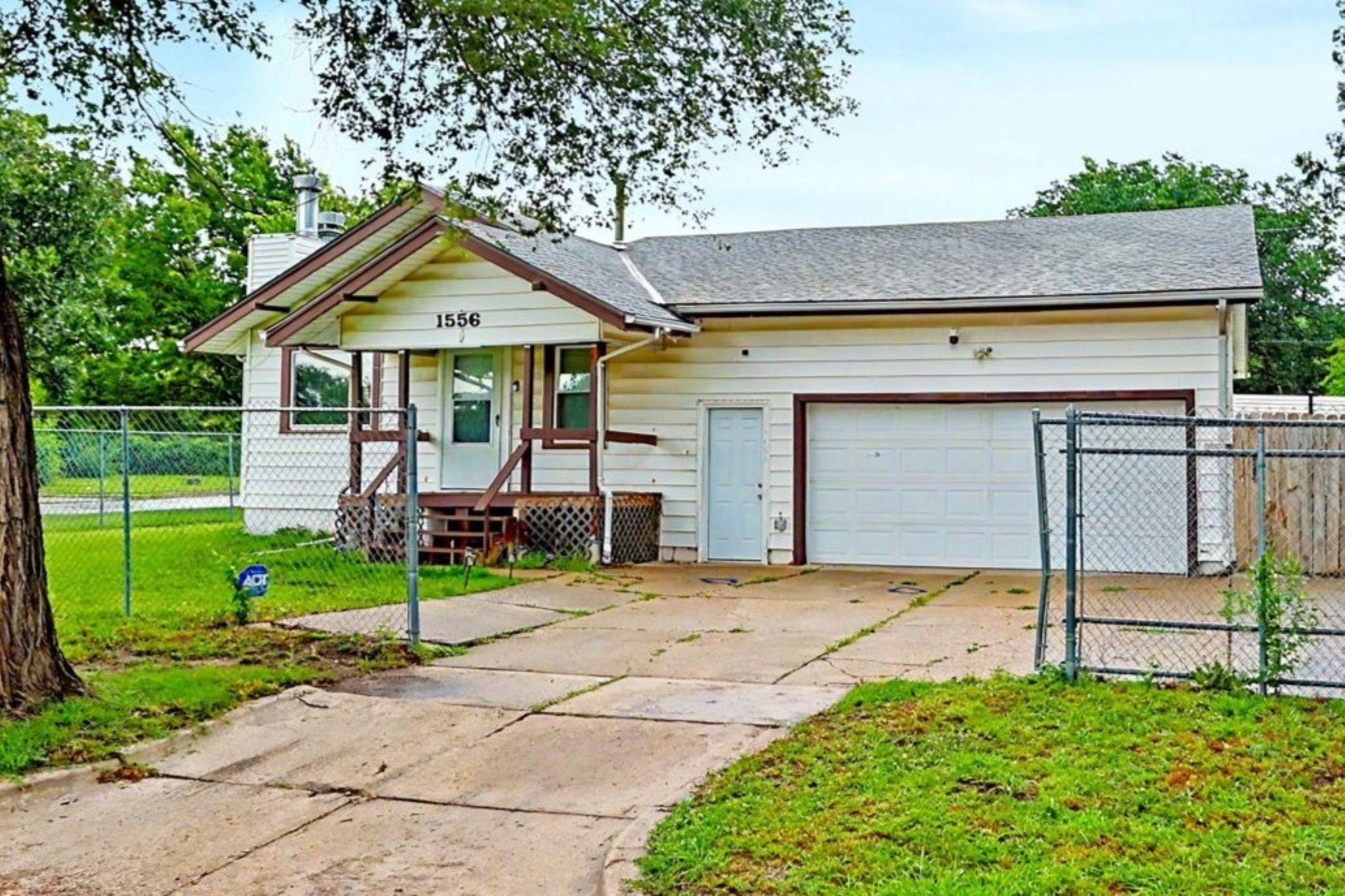 1556 N Poplar Property Photo 1