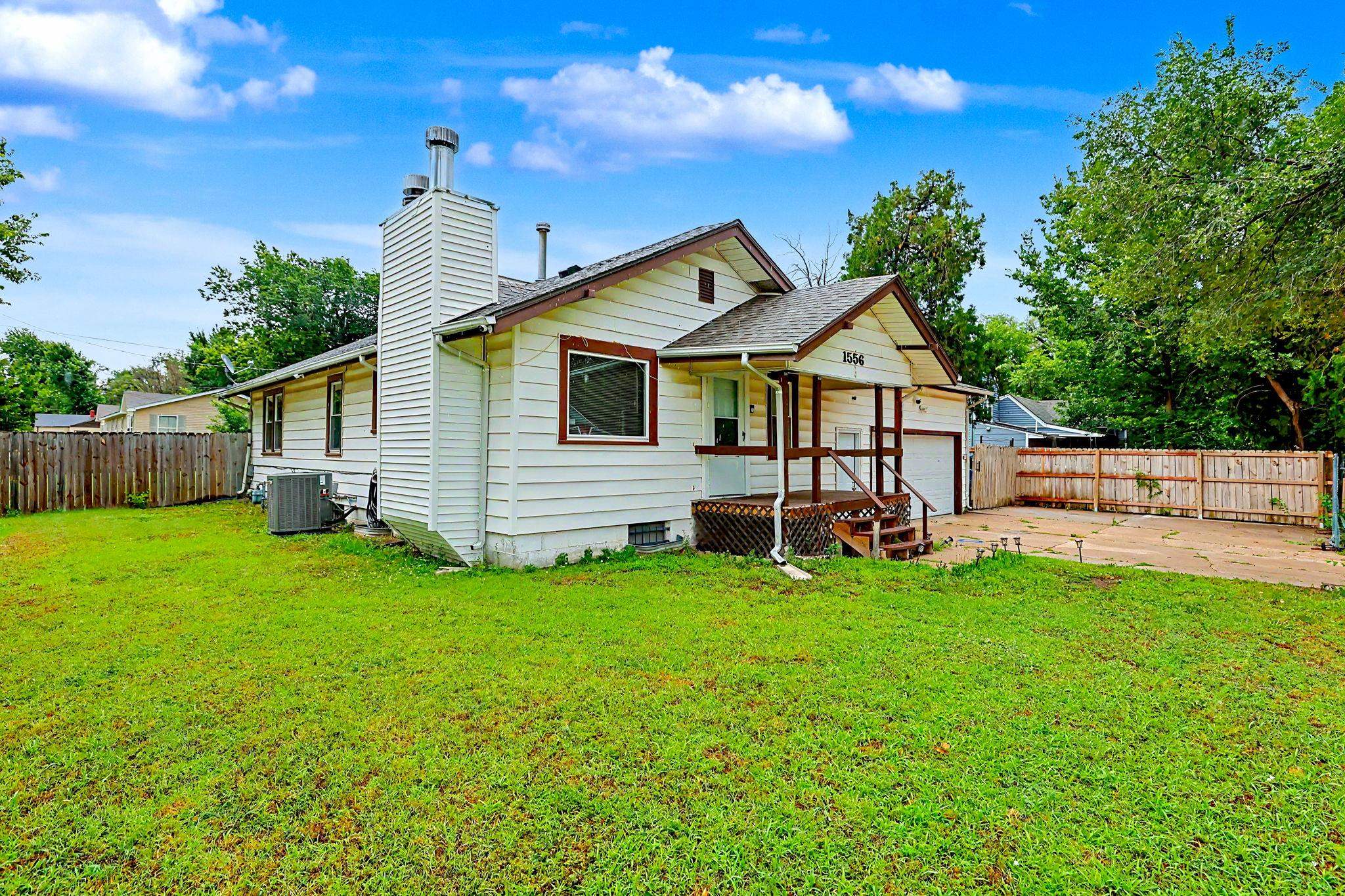 1556 N Poplar Property Photo 2