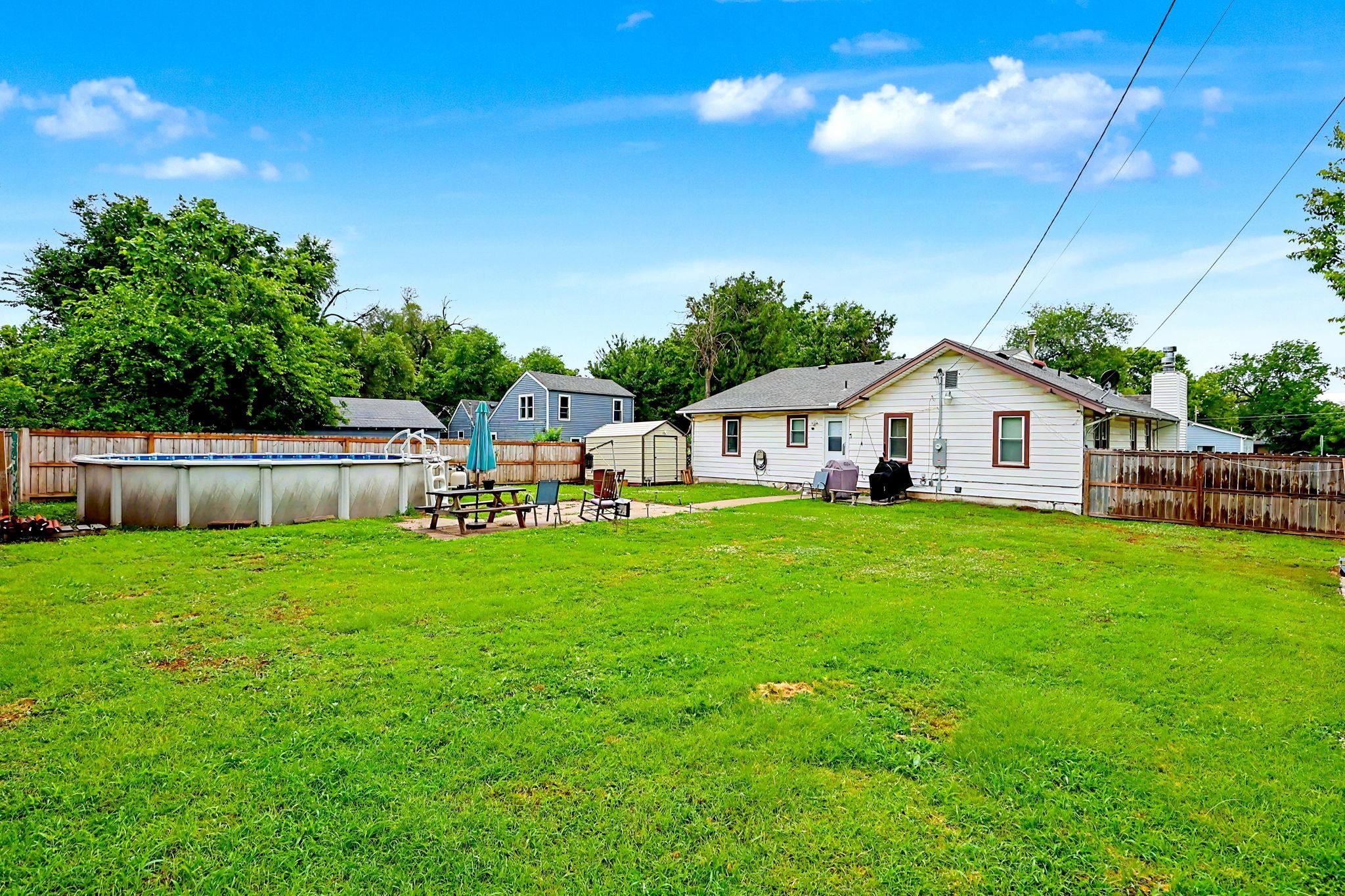 1556 N Poplar Property Photo 3