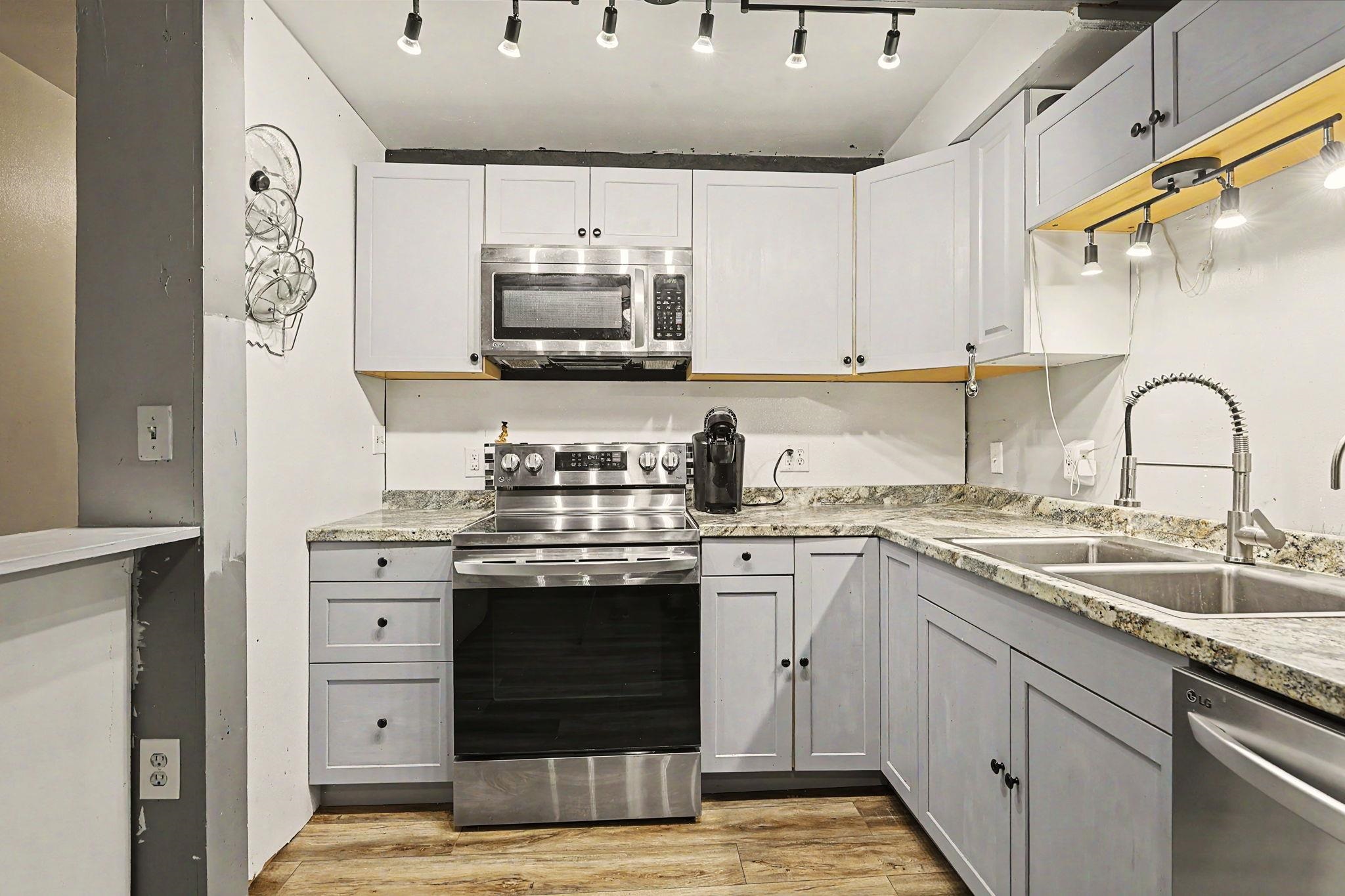 1556 N Poplar Property Photo 8
