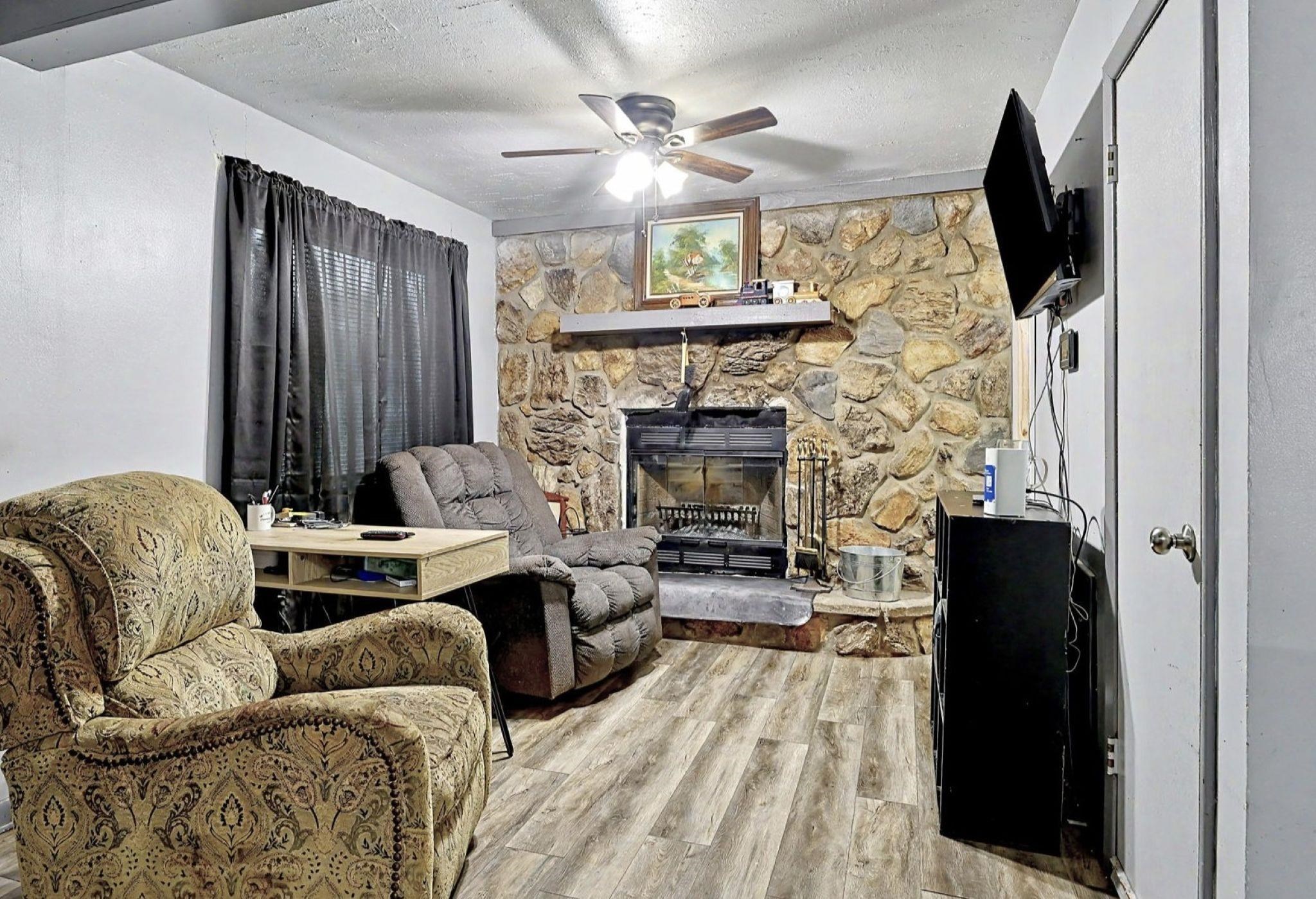 1556 N Poplar Property Photo 11