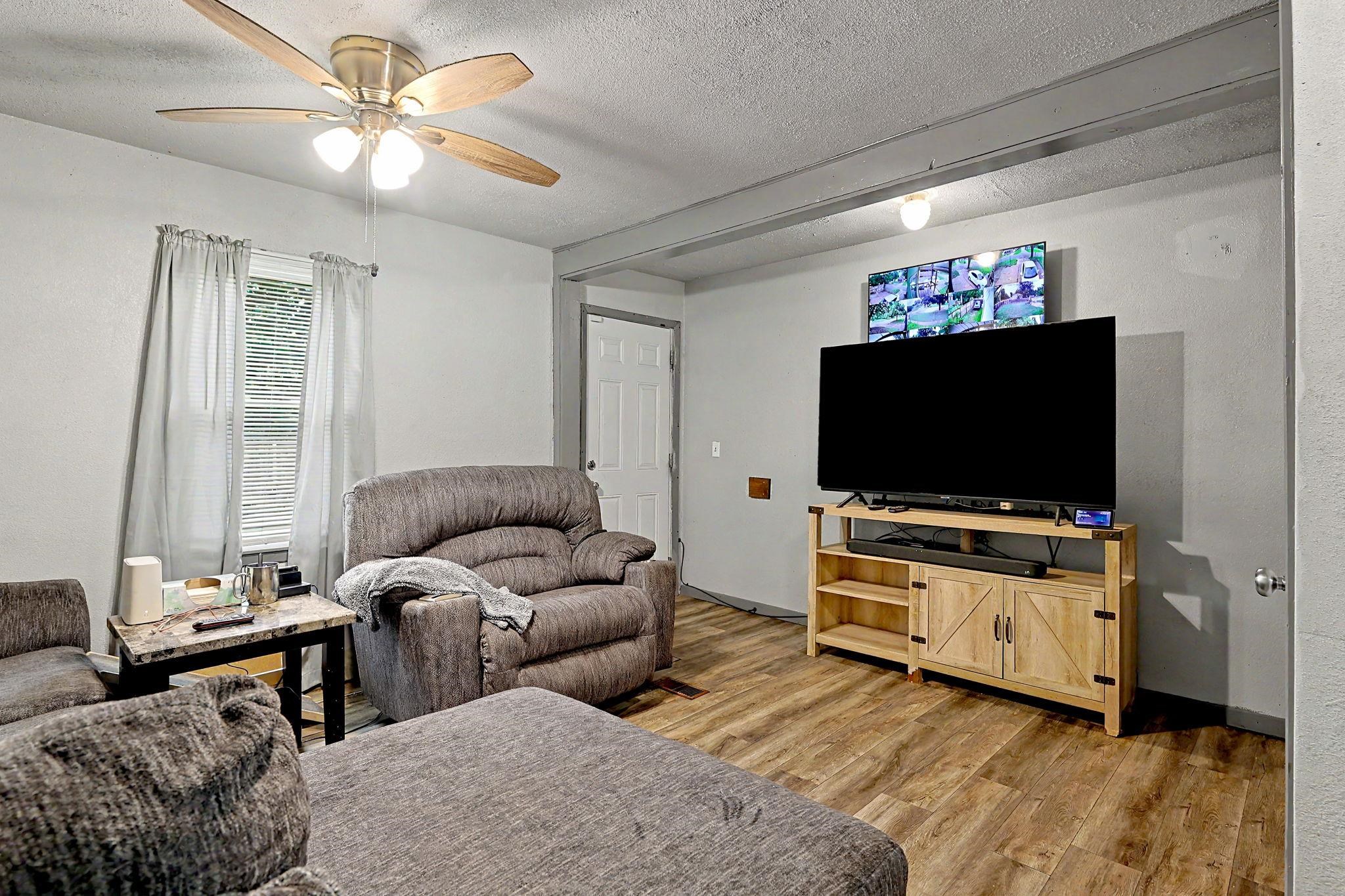 1556 N Poplar Property Photo 14
