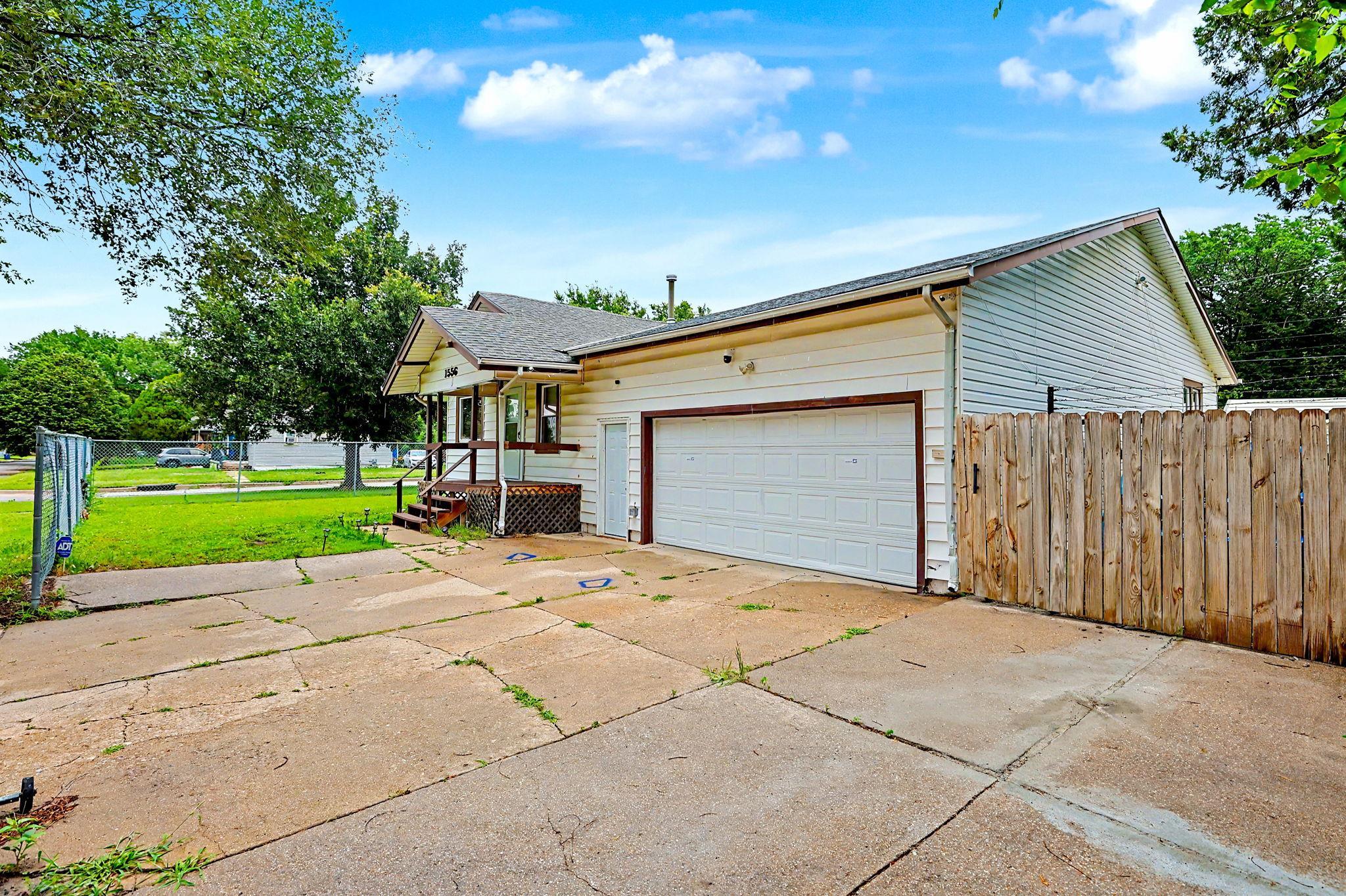 1556 N Poplar Property Photo 23