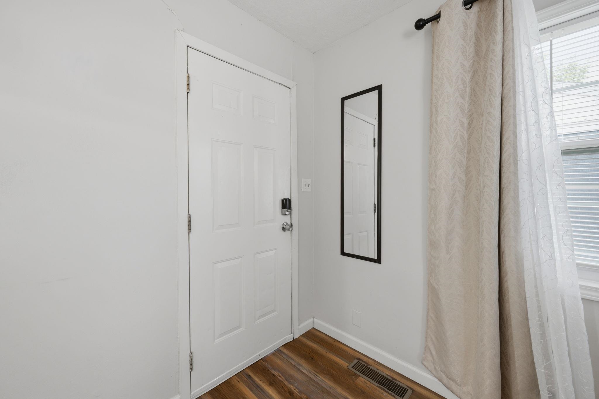 549-551 S Glendale Ave Property Photo 8