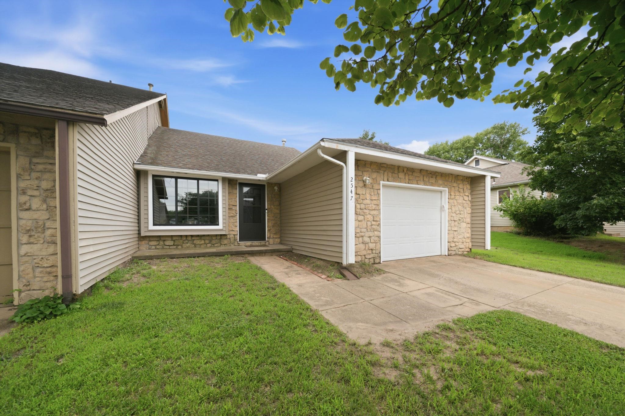 2547 S Yellowstone Ct Property Photo 3