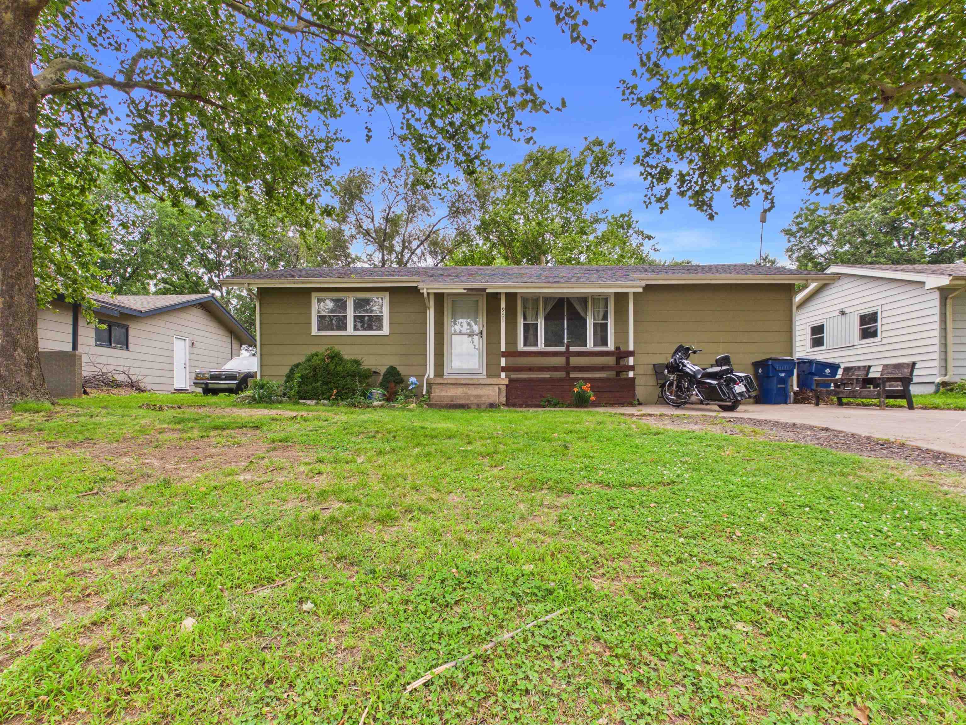 901 N Foulk Dr Property Photo 1