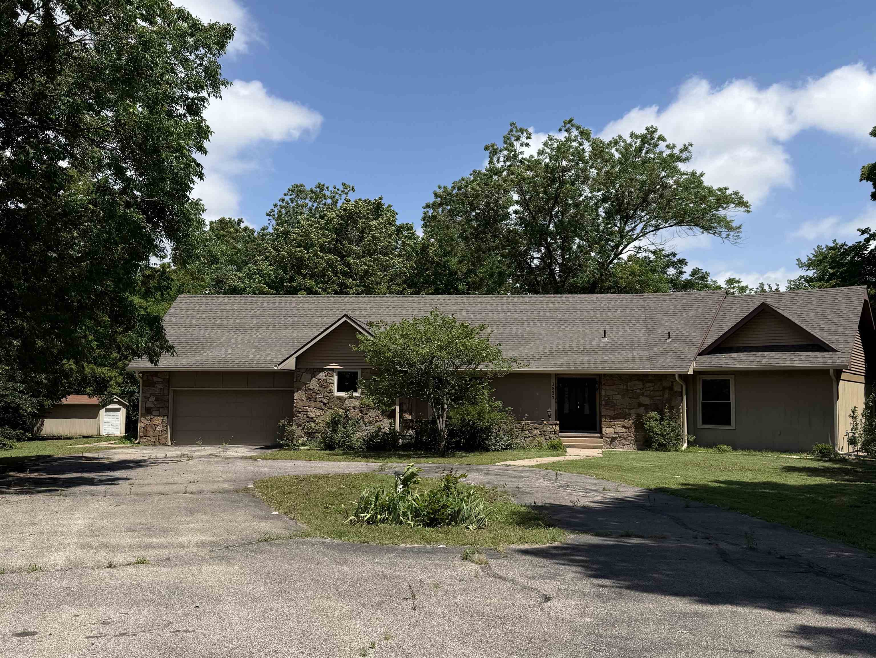 1537 N Milton Ct