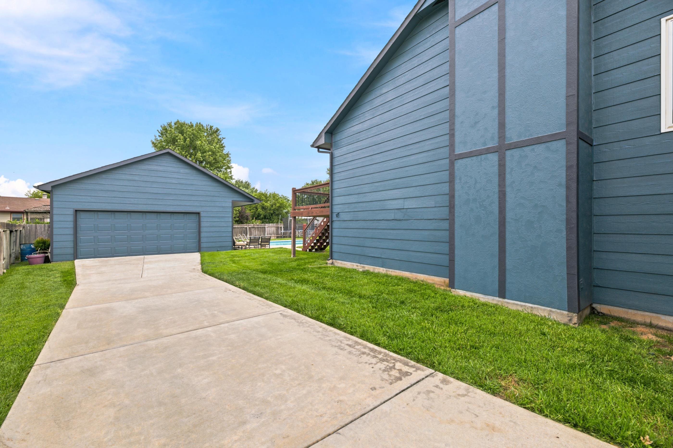 1308 W Loring Property Photo 4
