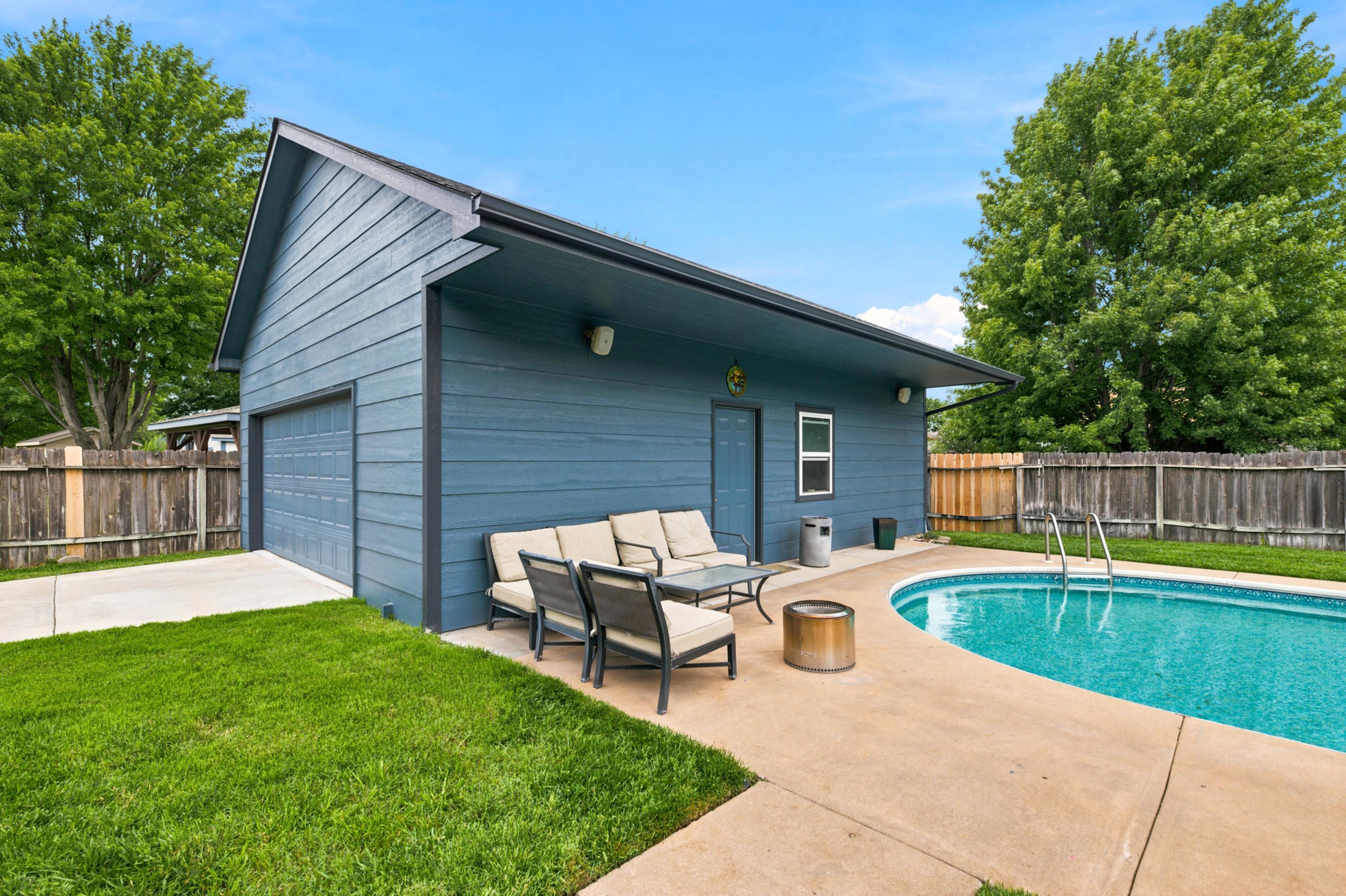 1308 W Loring Property Photo 6