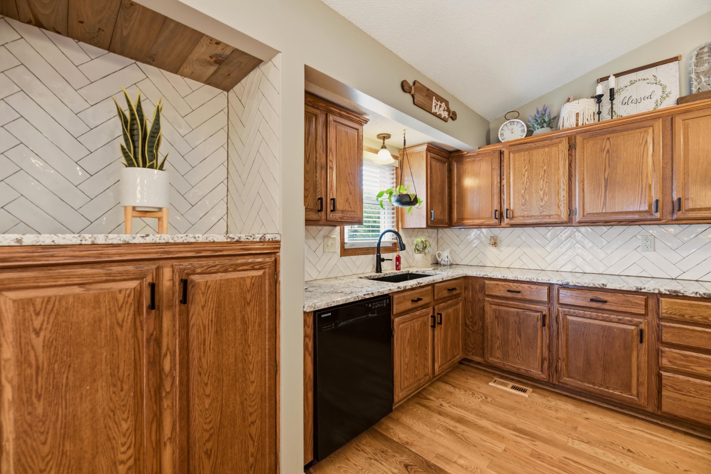 1308 W Loring Property Photo 18