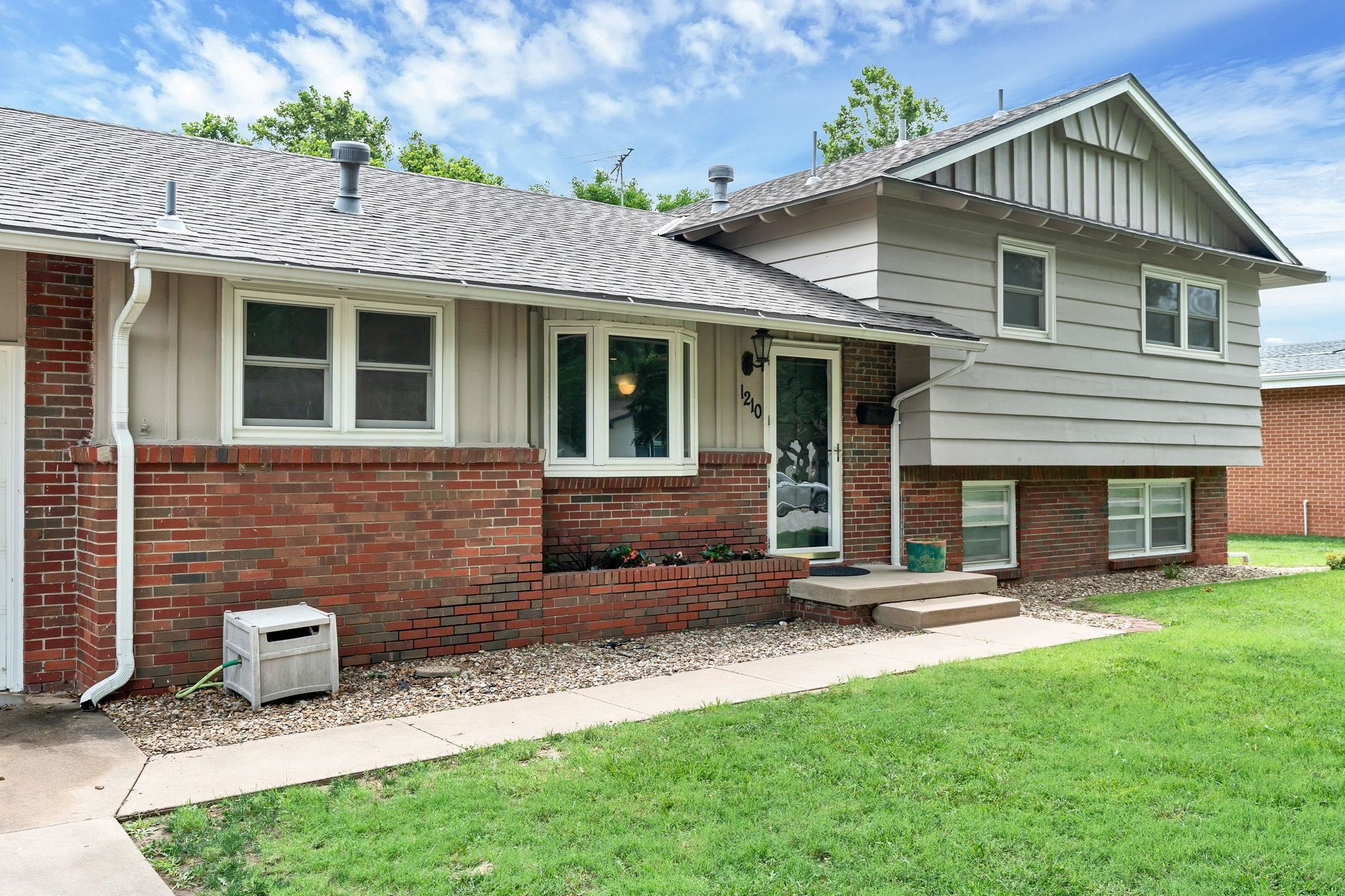 1210 N Farmstead St Property Photo 5