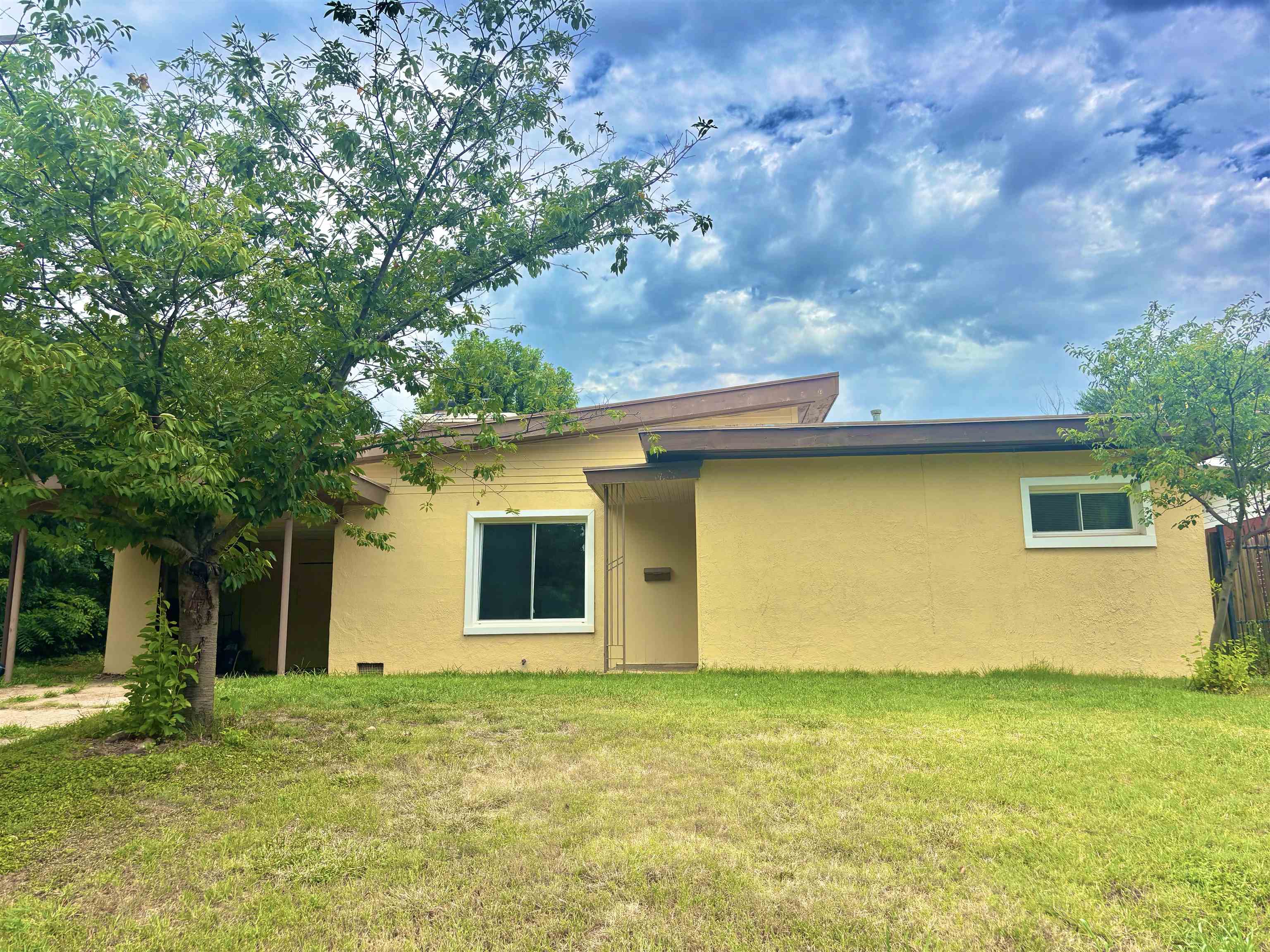 1772 S Clifton Property Photo 2