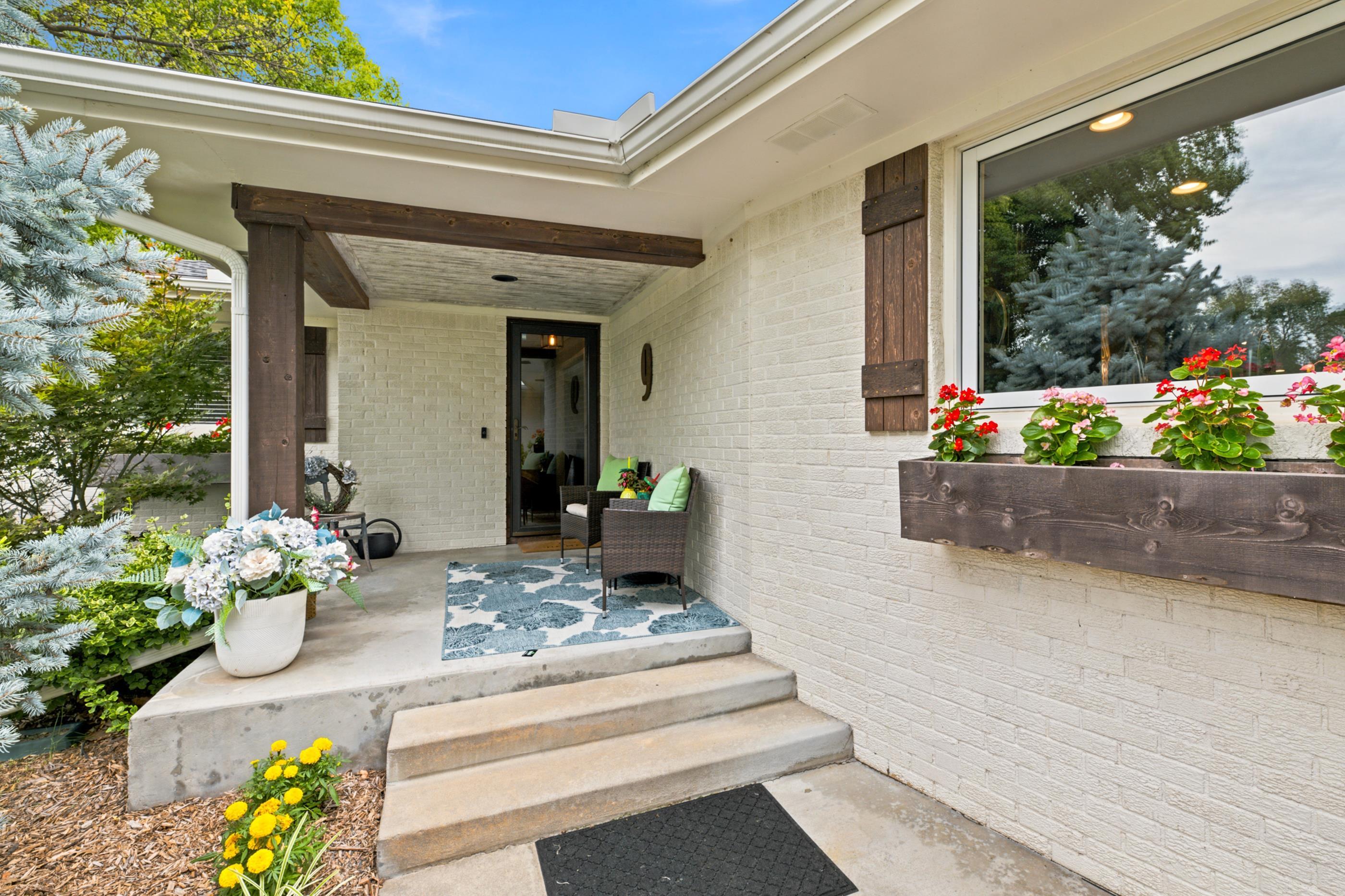 9 W Rolling Hills Dr Property Photo 3