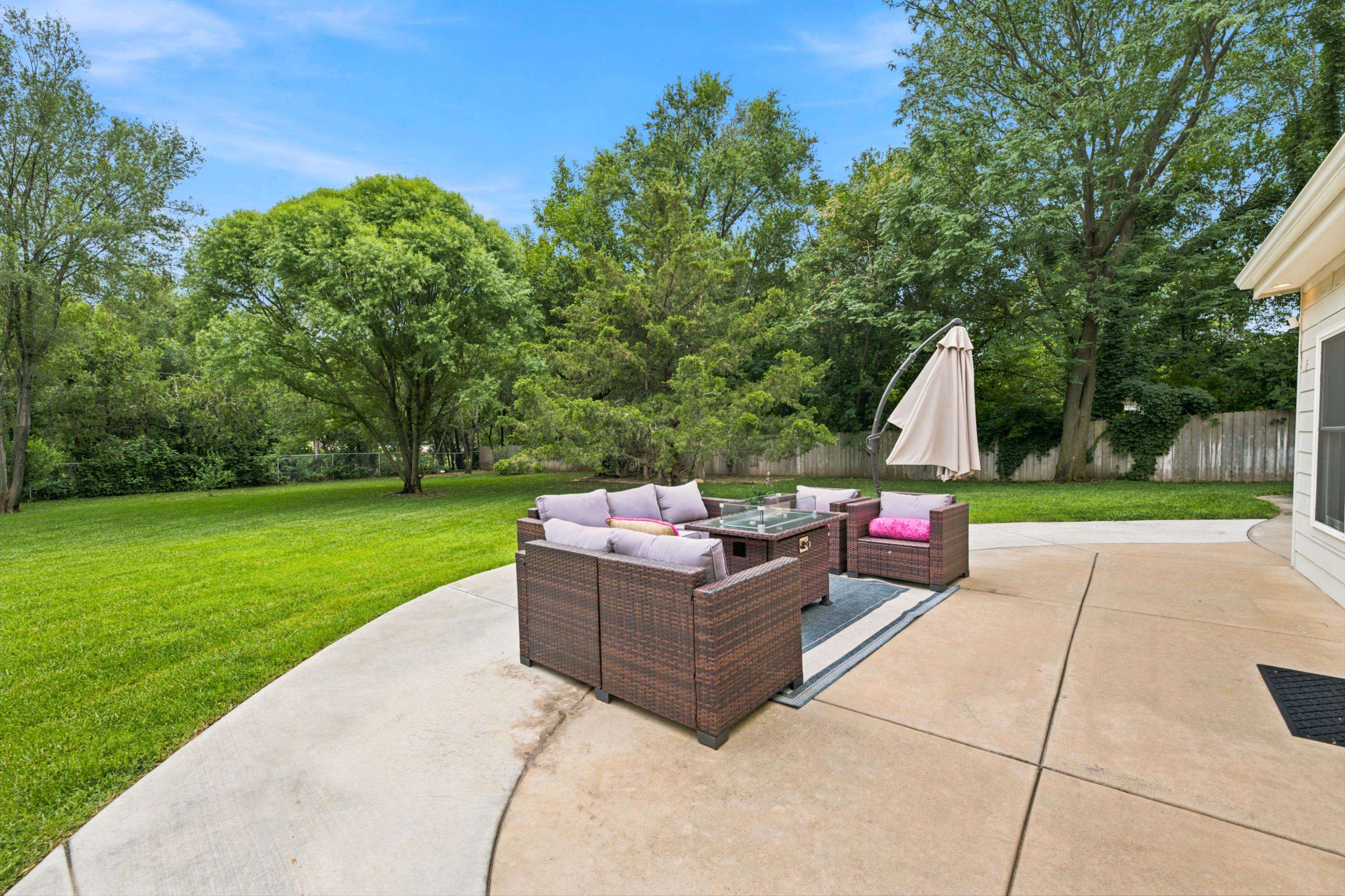 9 W Rolling Hills Dr Property Photo 5