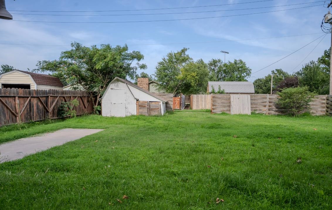 320 W College Ave Property Photo 4