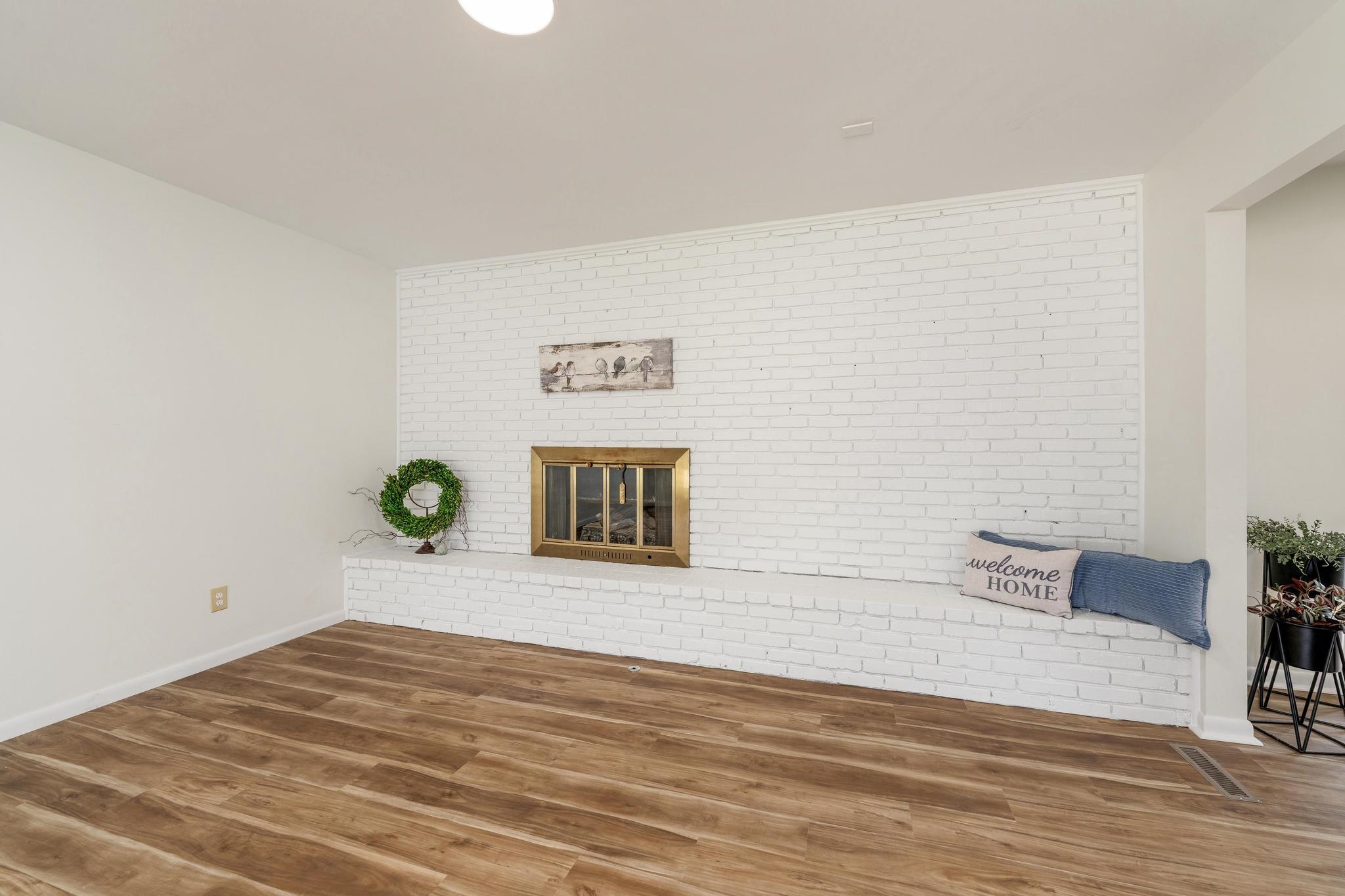 409 N Woodlawn St Property Photo 4